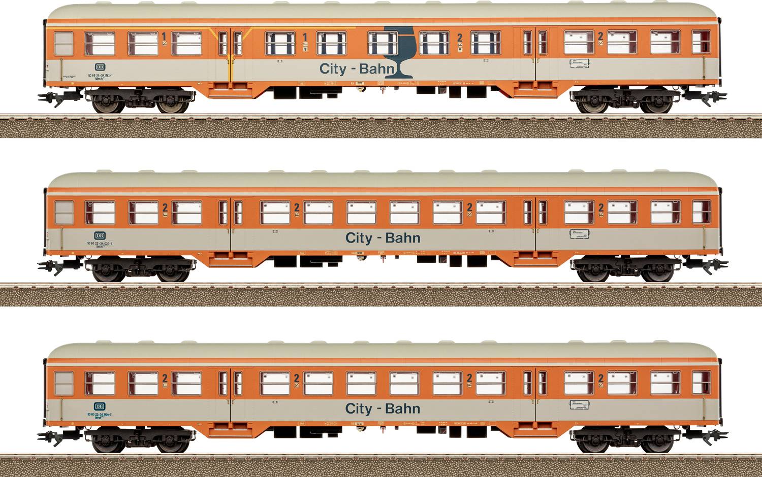 Vlak 'City-Bahn', narančast i bež, prikazan u tri pogleda na tračnicama. Dizajn modelnog vlaka s prikazanim prozorima i vratima.