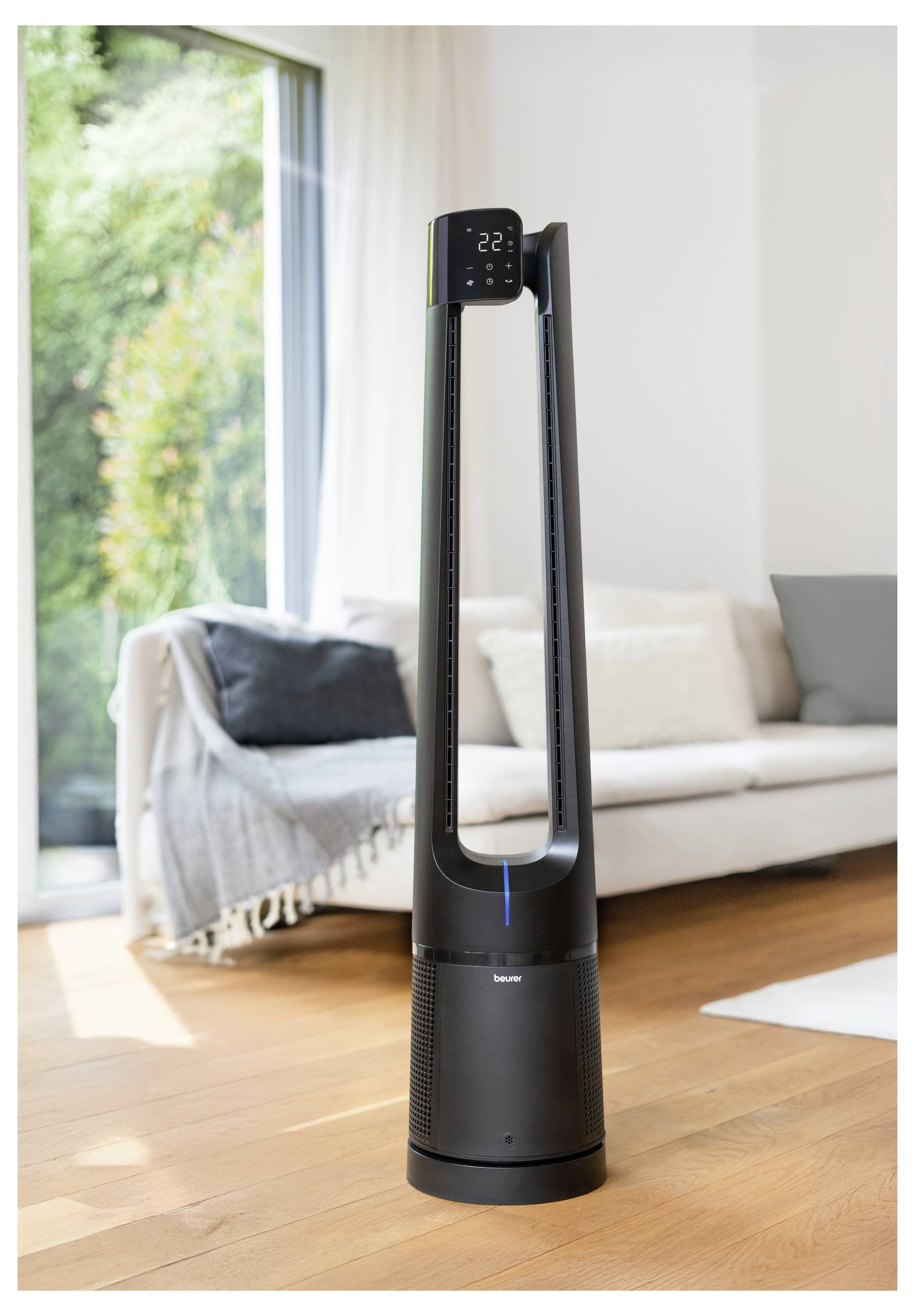 Elegantan, crni stolni ventilator s digitalnim zaslonom koji prikazuje '22'. Stoji u modernoj dnevnoj sobi s kanapom i velikim prozorom u pozadini.