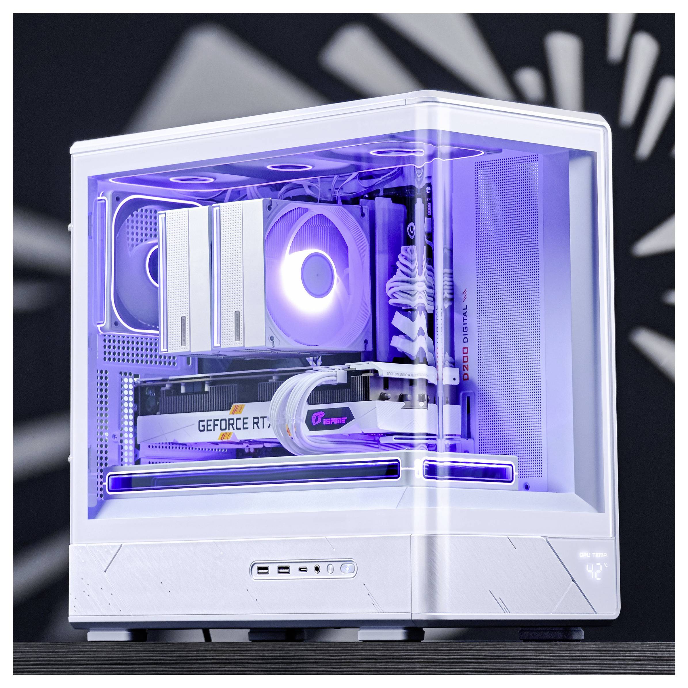 Bijelo gaming PC računalo s prozirnom bočnom pločom, prikazujući osvijetljene unutarnje komponente i GeForce RTX grafičku karticu.