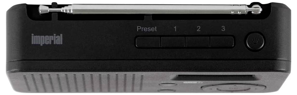 Radnik u zaštitnoj opremi koristi brusilicu, koja proizvodi iskre, u industrijski postavci radionice.