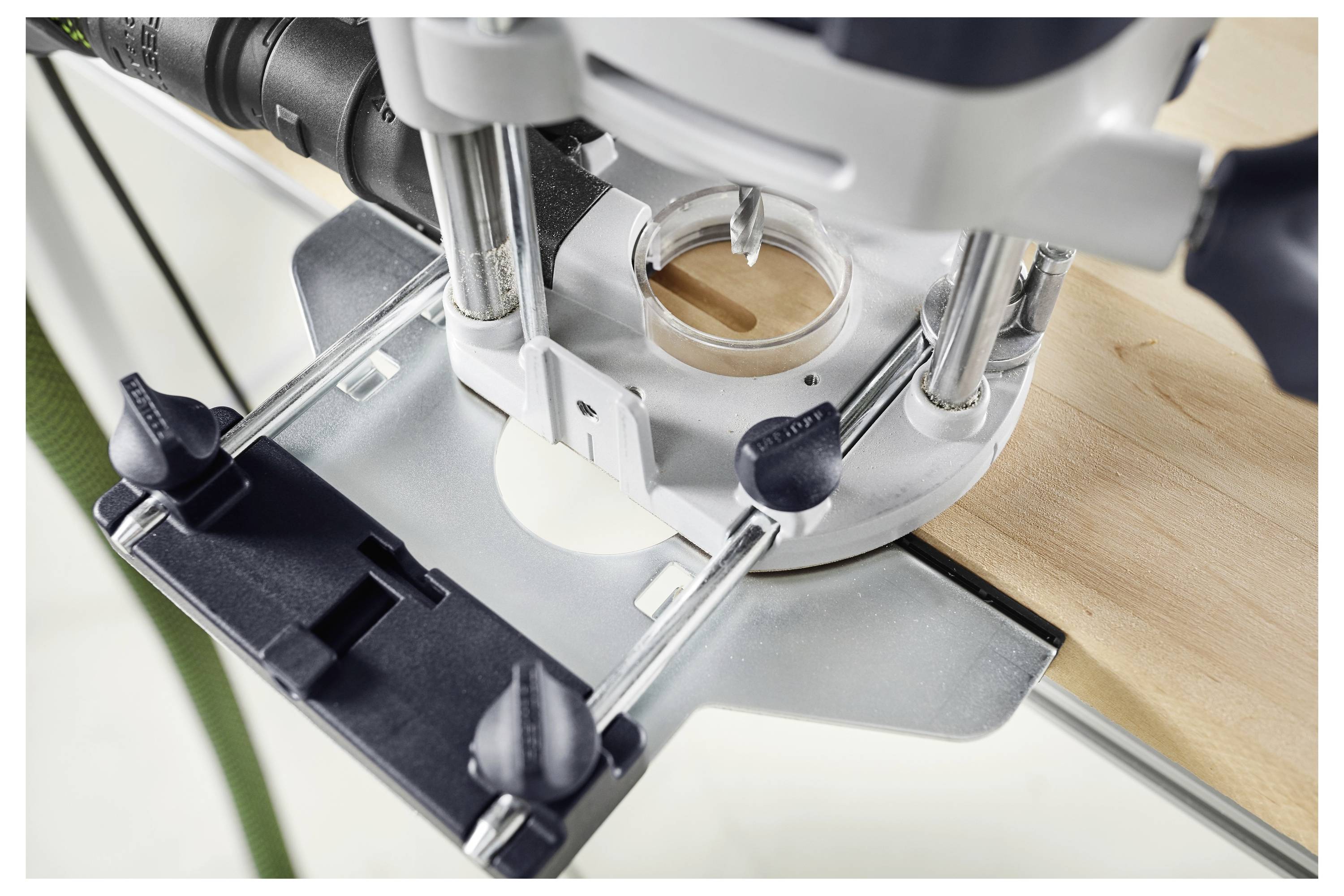 'Električna brusilica koja gladi površinu od drveta, s vidljivim područjima neobrađenog i obrađenog drva, na radnoj klupici.'