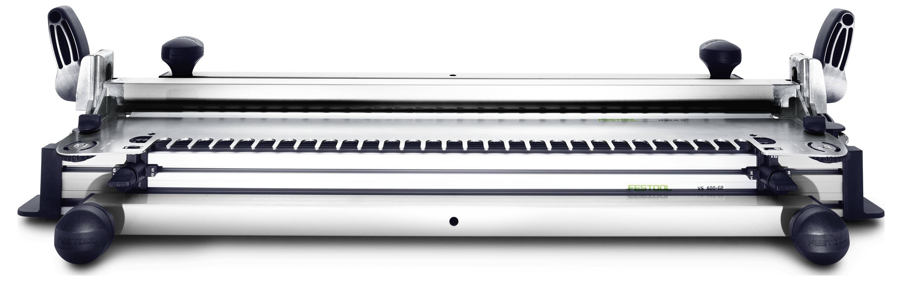 Rezna mašina s metalnom bazom i podesivim gumbima, korištena za precizno rezanje papira ili sličnih materijala.