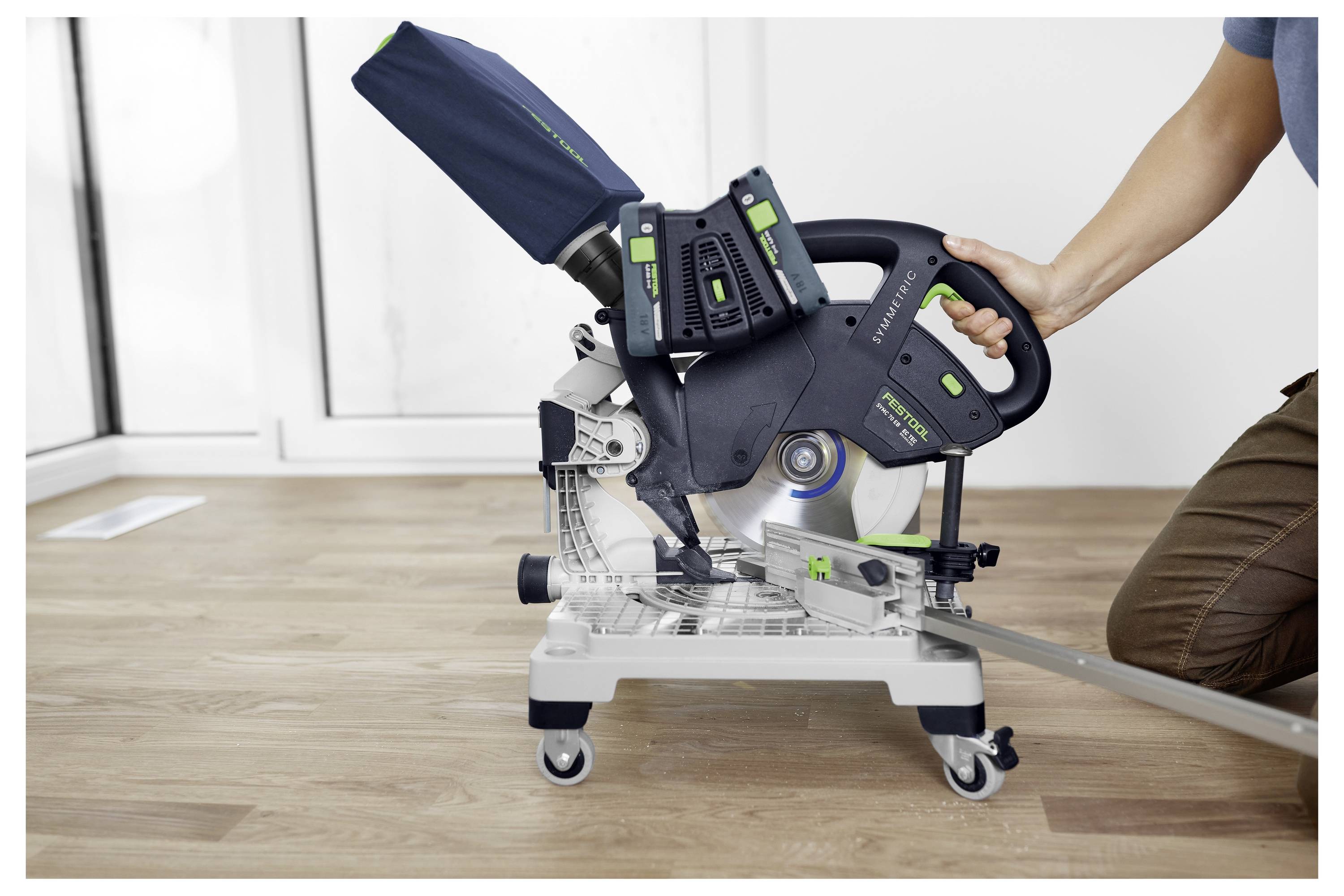 Osoba koja demonstrira upotrebu kružne žljebne pile na drvenom podu, fokusirajući se na hvatanje i pozicioniranje radi preciznosti.