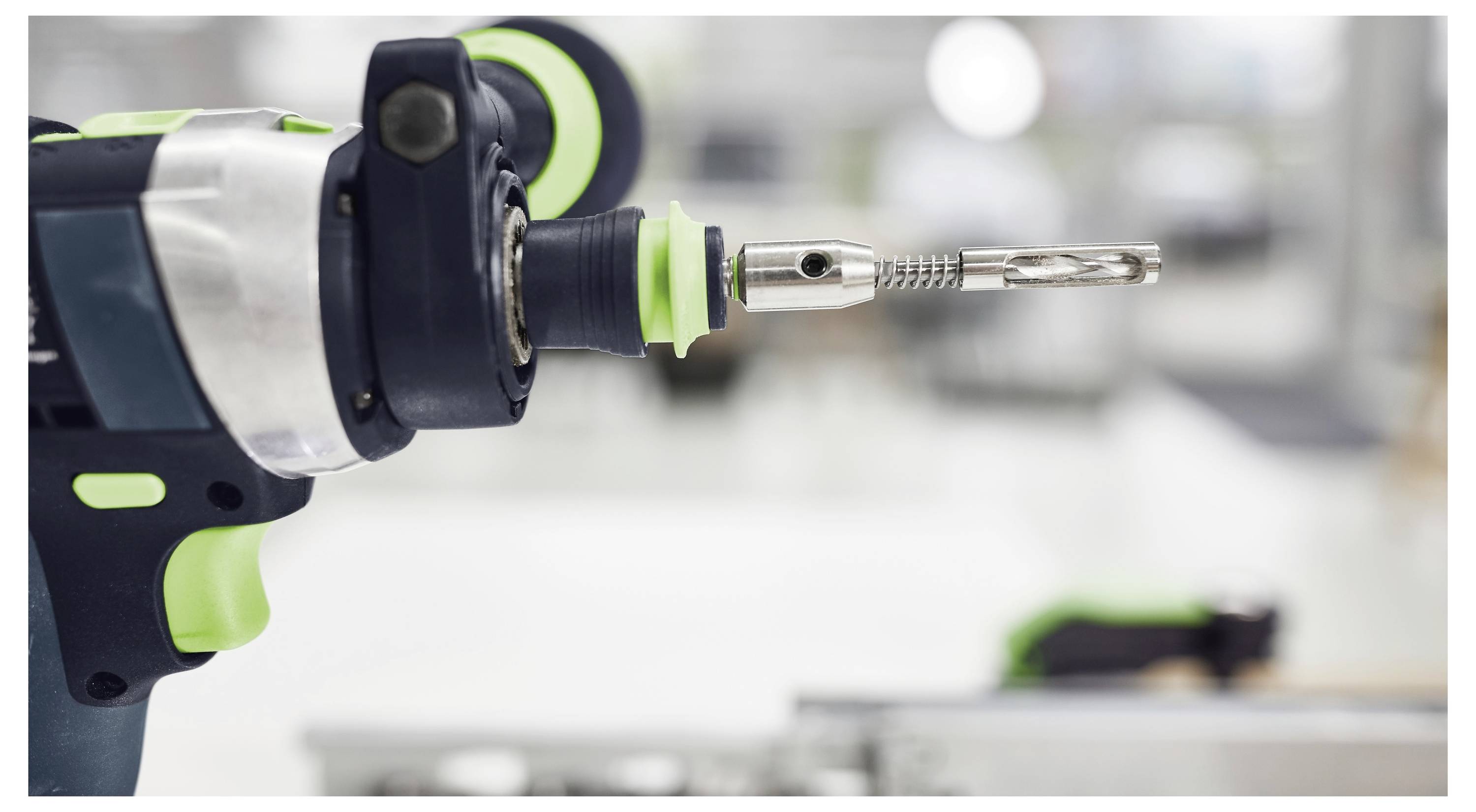 Detaljni prikaz vodiča listića pile poravnatog s drvenom pločom, koji pokazuje precizno mjerenje za rezanje.