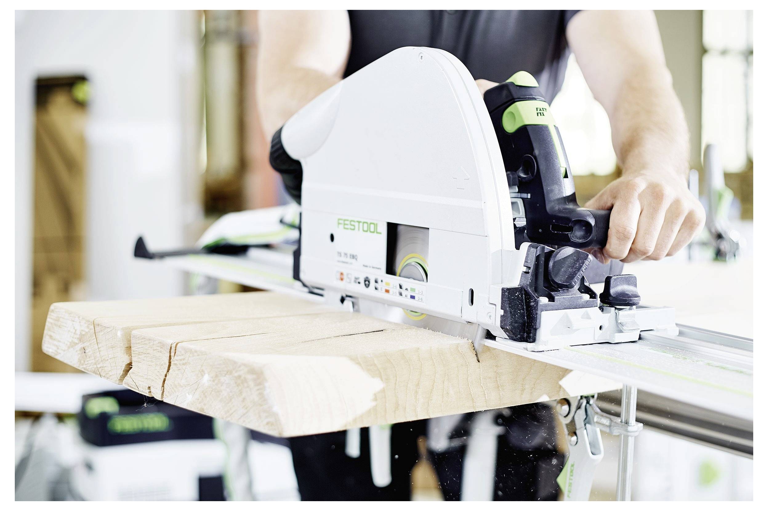 Osoba koristi kružnu pilu za rezanje komada drva, fokusirajući se na preciznost i kontrolu u radioničkom okruženju.