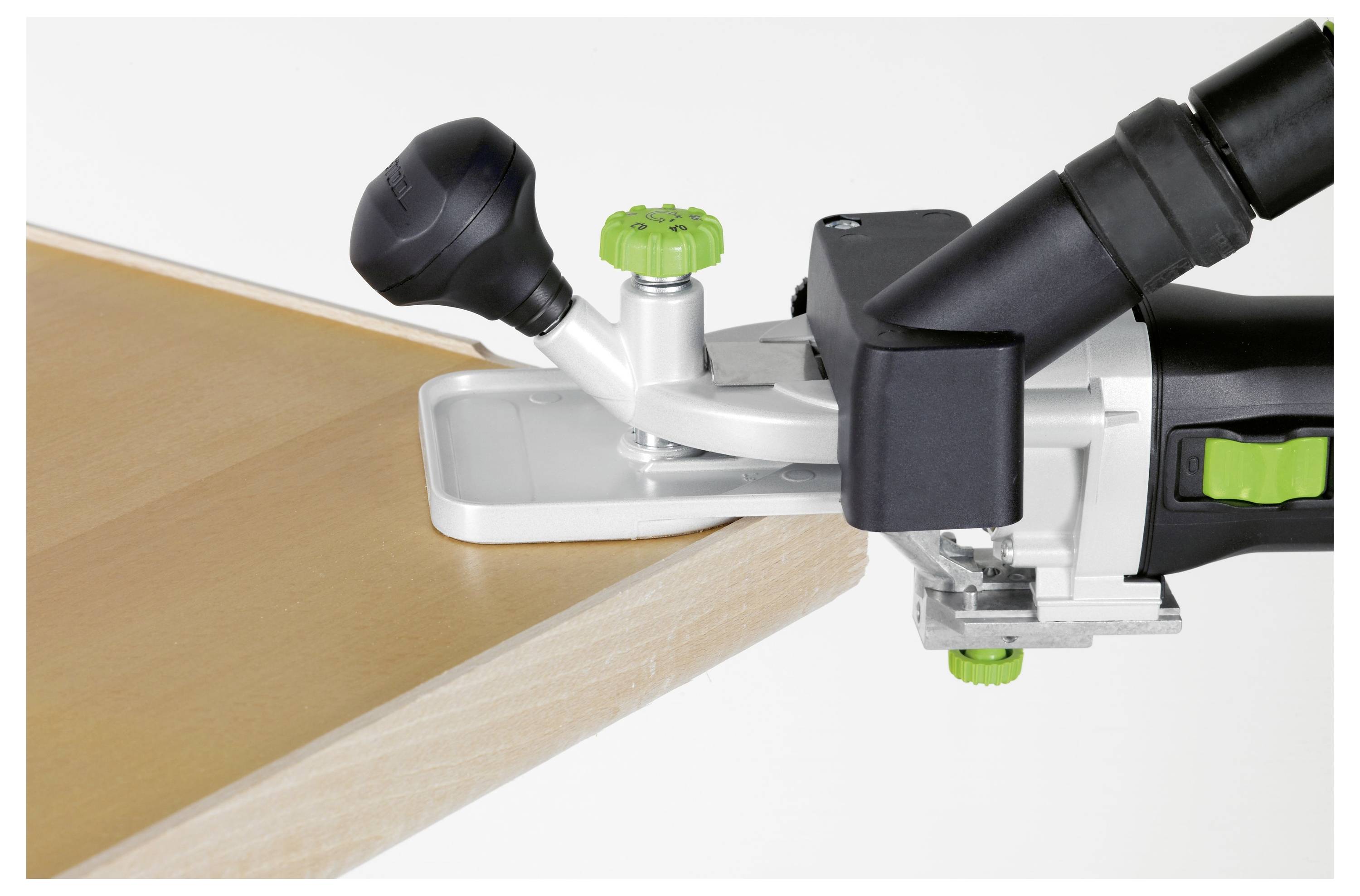 Ruka koristi čistilnu jastučicu za trljanje metalne površine, otkrivajući čišće područje usred mrlja korozije.