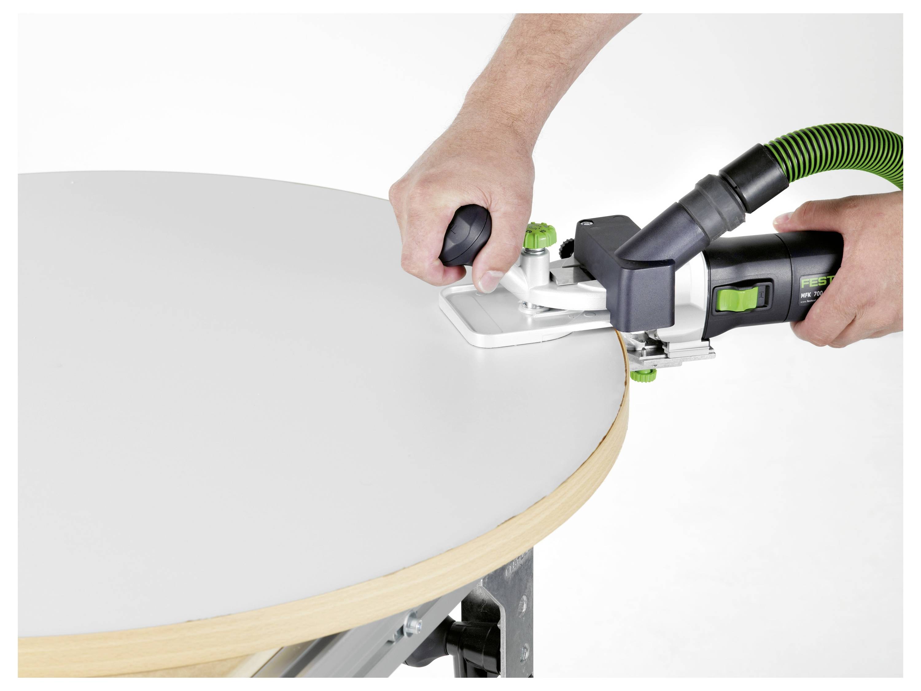 Drvena cilindrična čavla djelomično umetana u pravokutnu drvenu gredu, prikazujući tehniku drvenog spajanja.