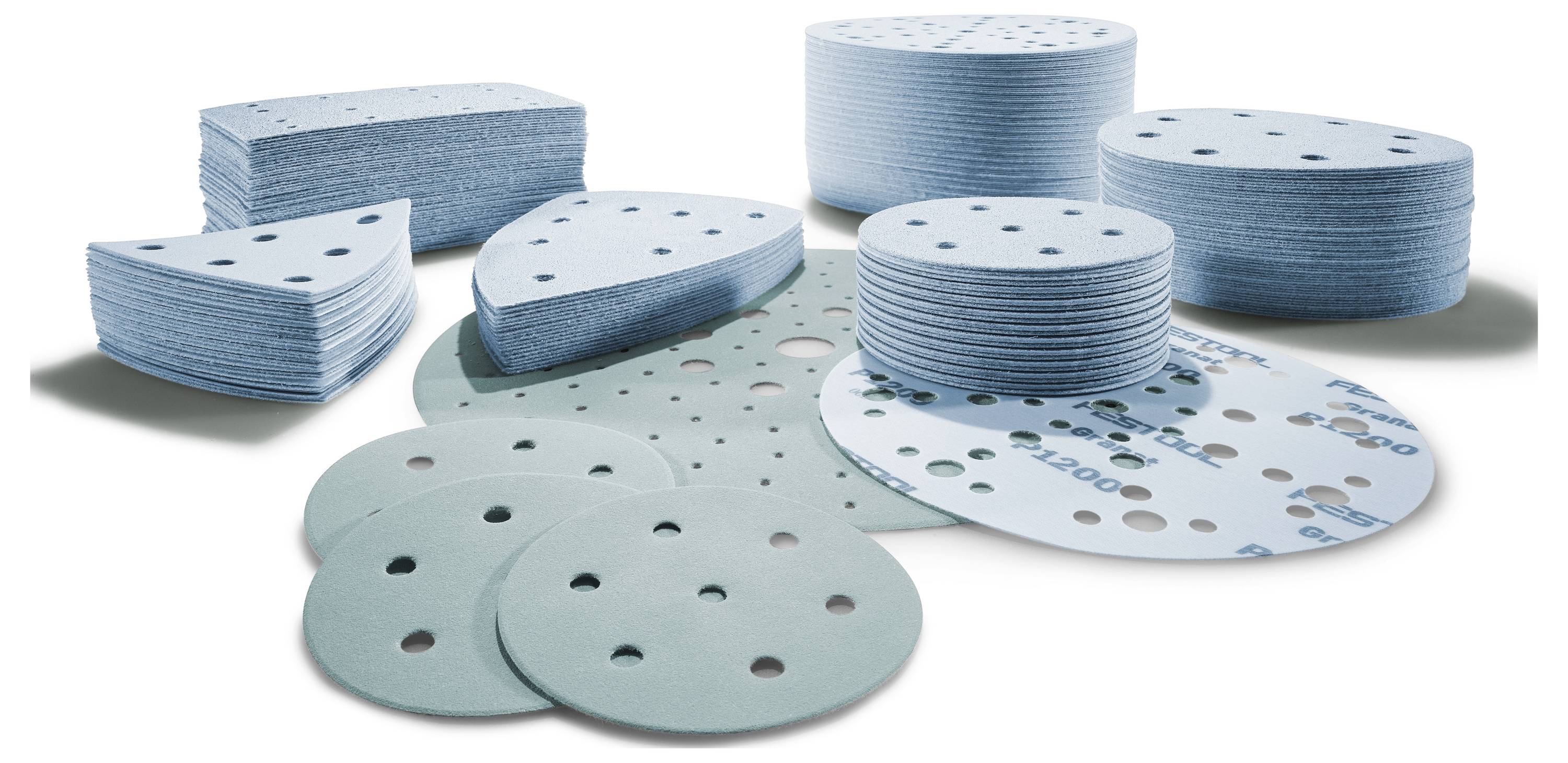 Različitih oblika i veličina svijetloplavi brusni diskovi s rupama, namijenjeni za različite primjene brušenja.