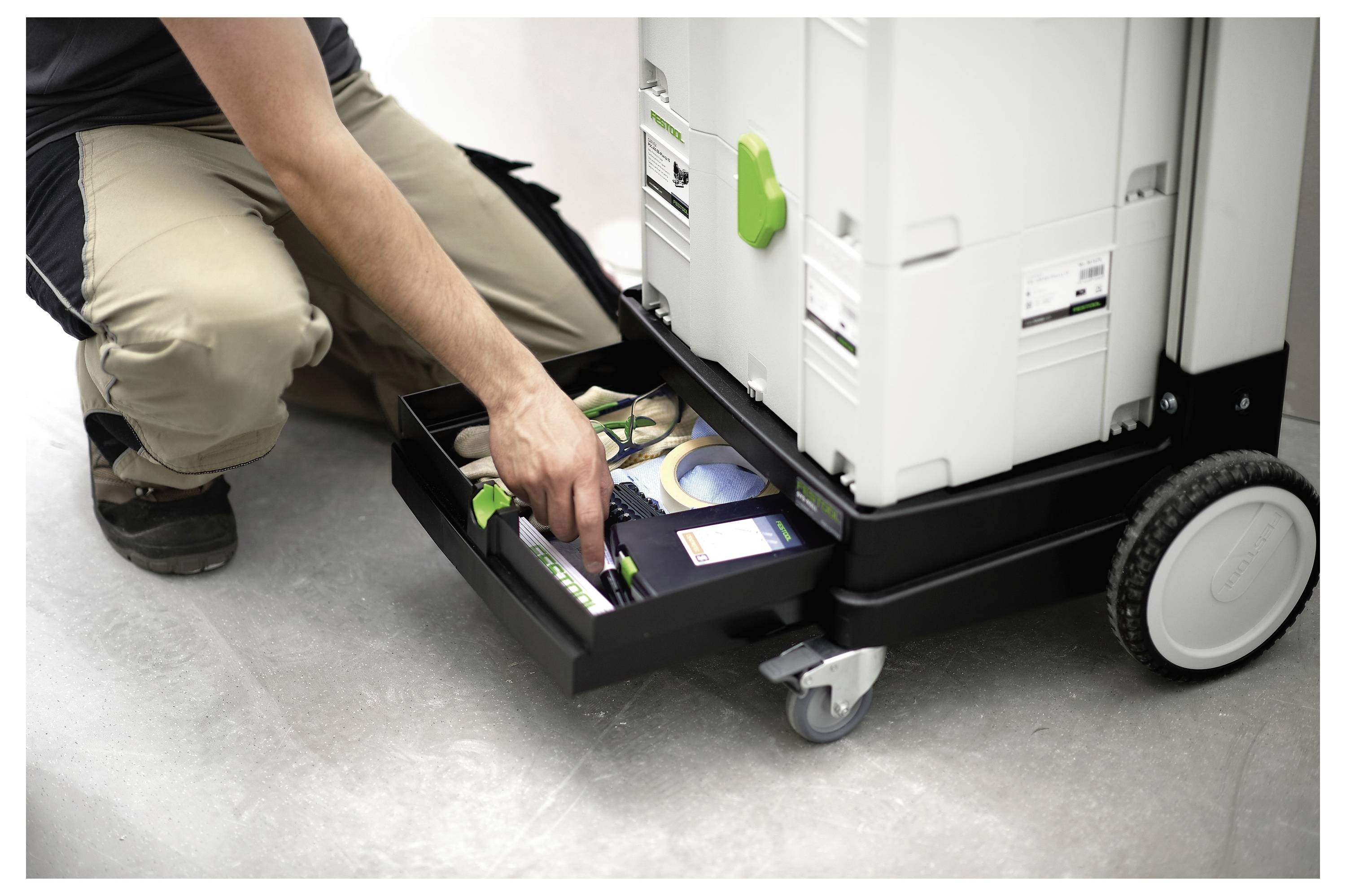 Detaljni prikaz ručnog elektičnog brusilice s crijevoم za ekstrakciju prašine, koji ističe ergonomski dizajn i naziv marke na boku.