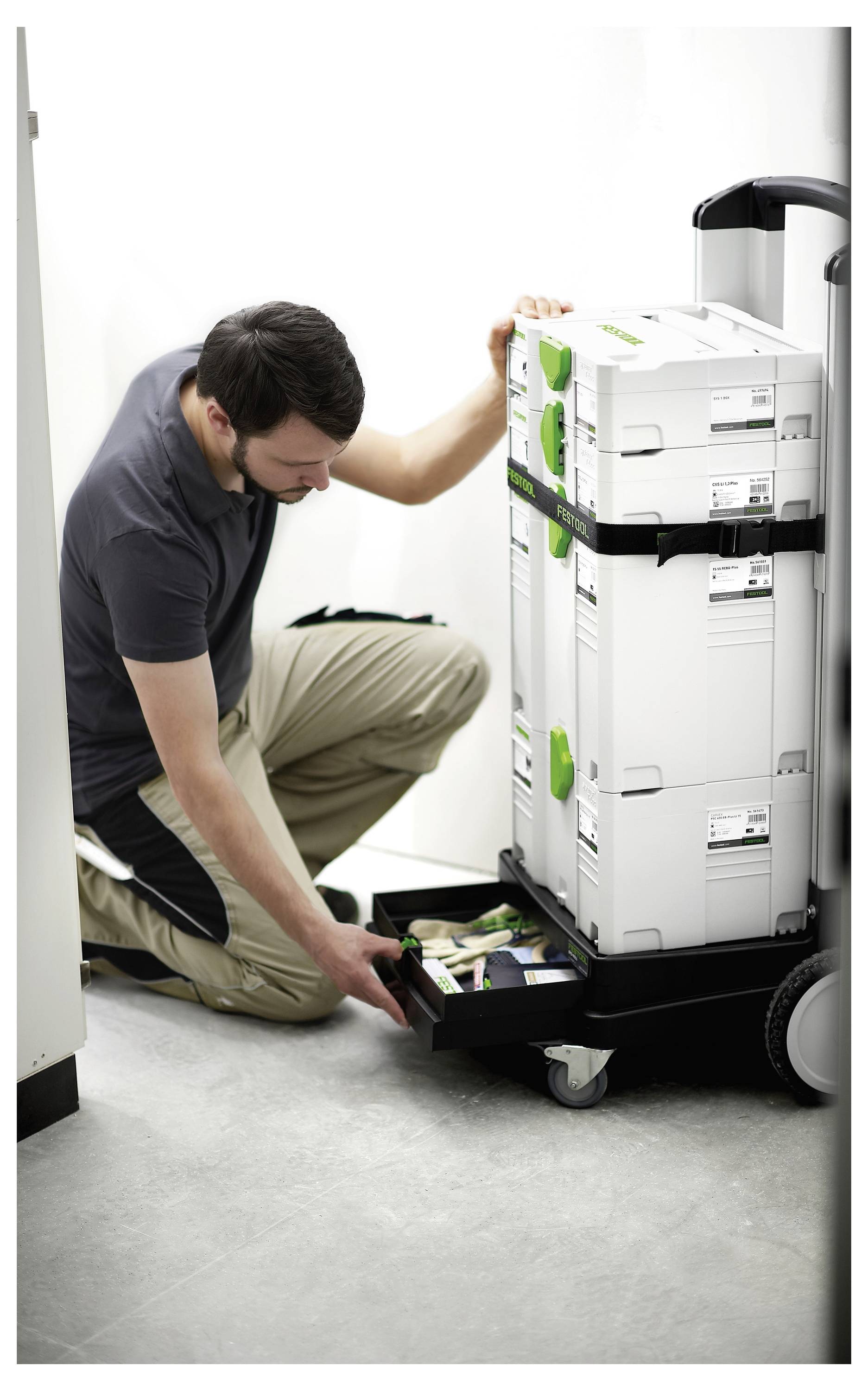 Crna stega osigurava perforiranu drvenu ploču na aluminijski sustav šina, što ilustrira postav testerskog stola za precizno rezanje.