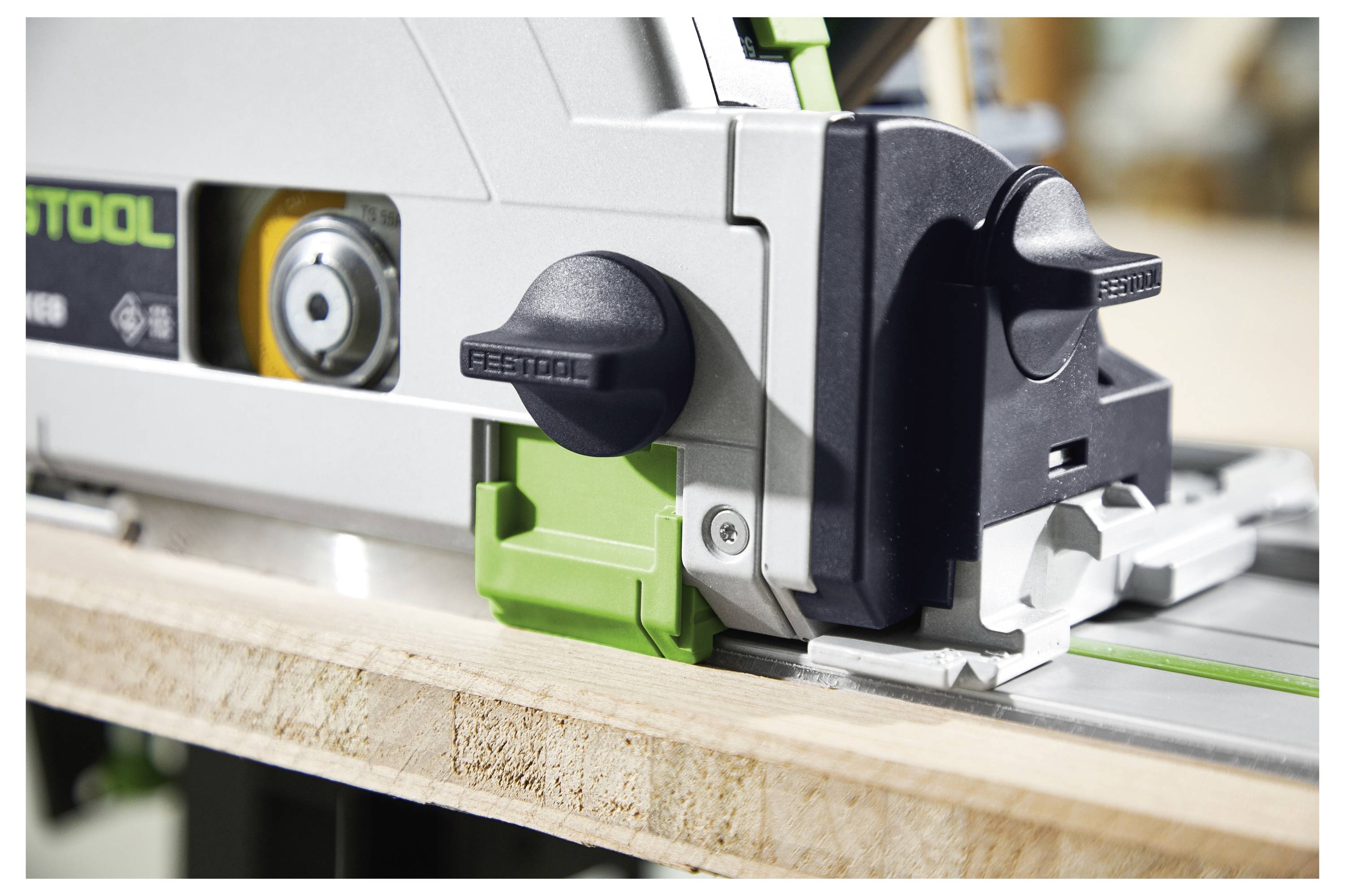 Dva crna elektronička uređaja s različitim портовима, uključujući RS-232, USB, Ethernet i HDMI, prikazana jedna pored druge.