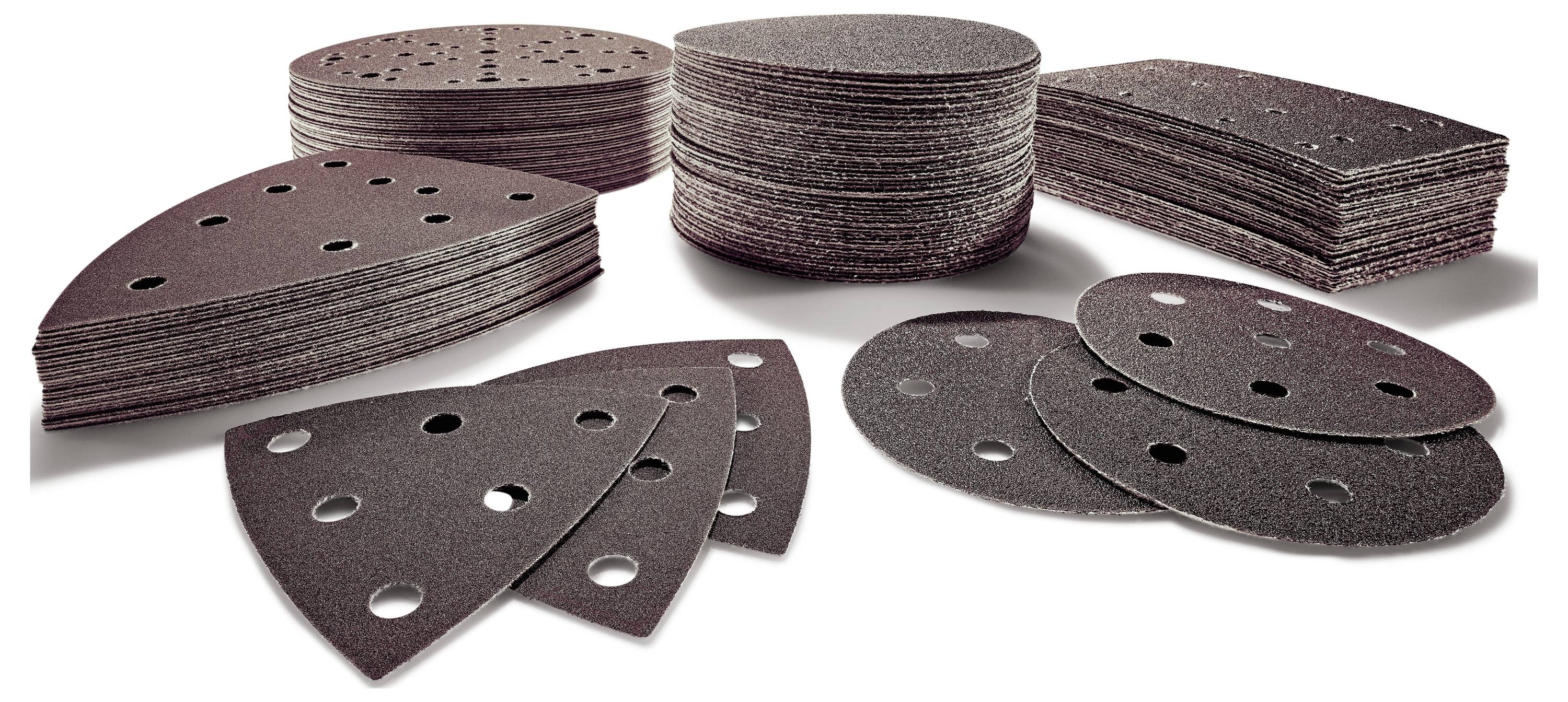 Različiti oblici i hrpe diskova i listova brusnog papira s rupama, prikazujući opcije za različite brusilice i namjene.