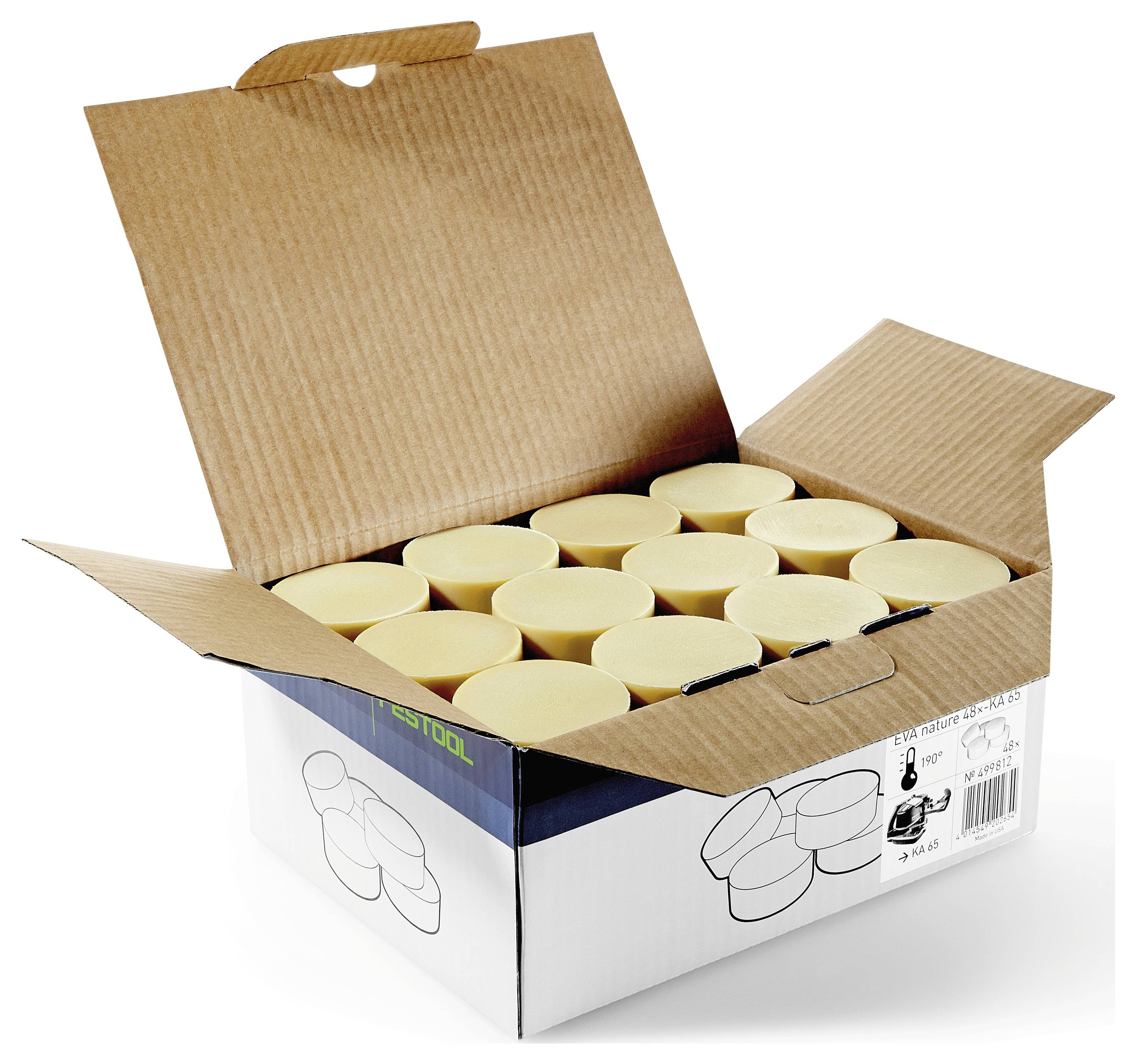 Otvorena kartonska kutija sadrži naslagane okrugle točkove sira. Kutija je označena i djelomično otvorena, pokazujući sireve u njoj.