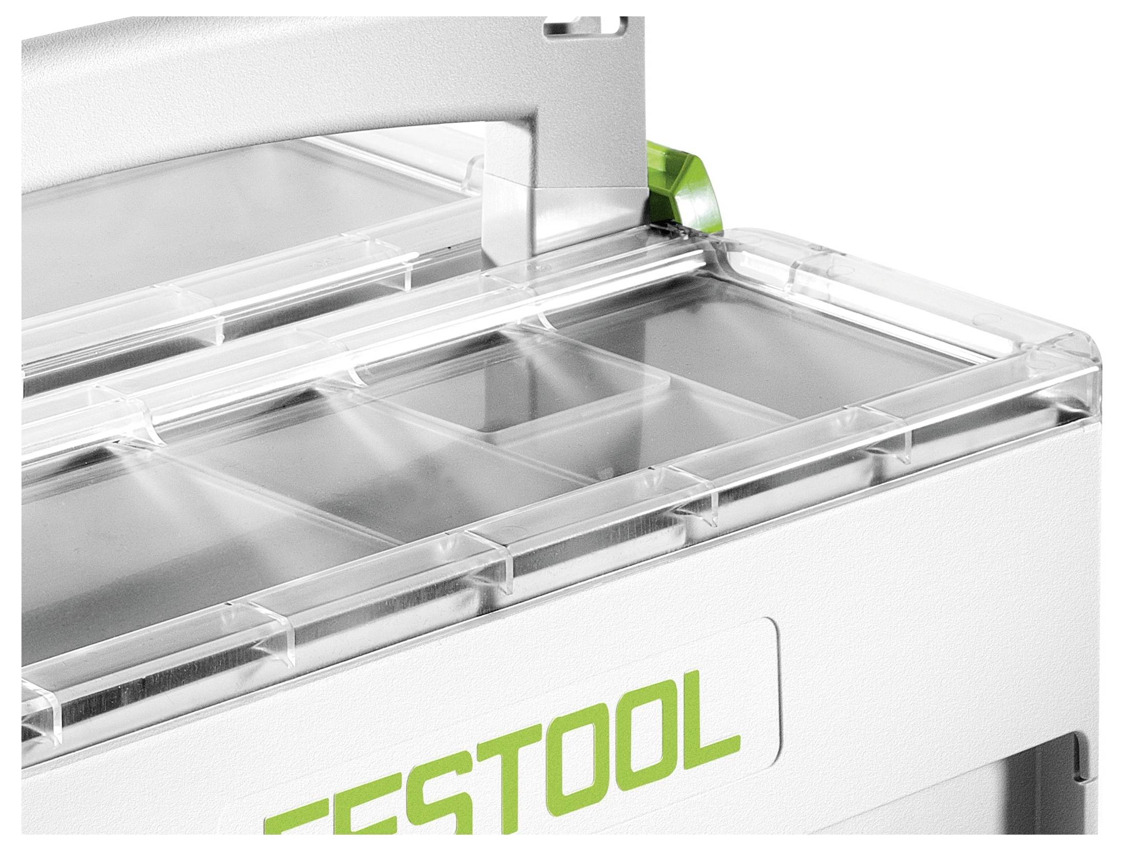 Detaljan prikaz kuta prozirne kutije za pohranu s bijelom i zelenom naljepnicom na kojoj piše 'FESTOOL', prikazujući poklopac s šarkama.