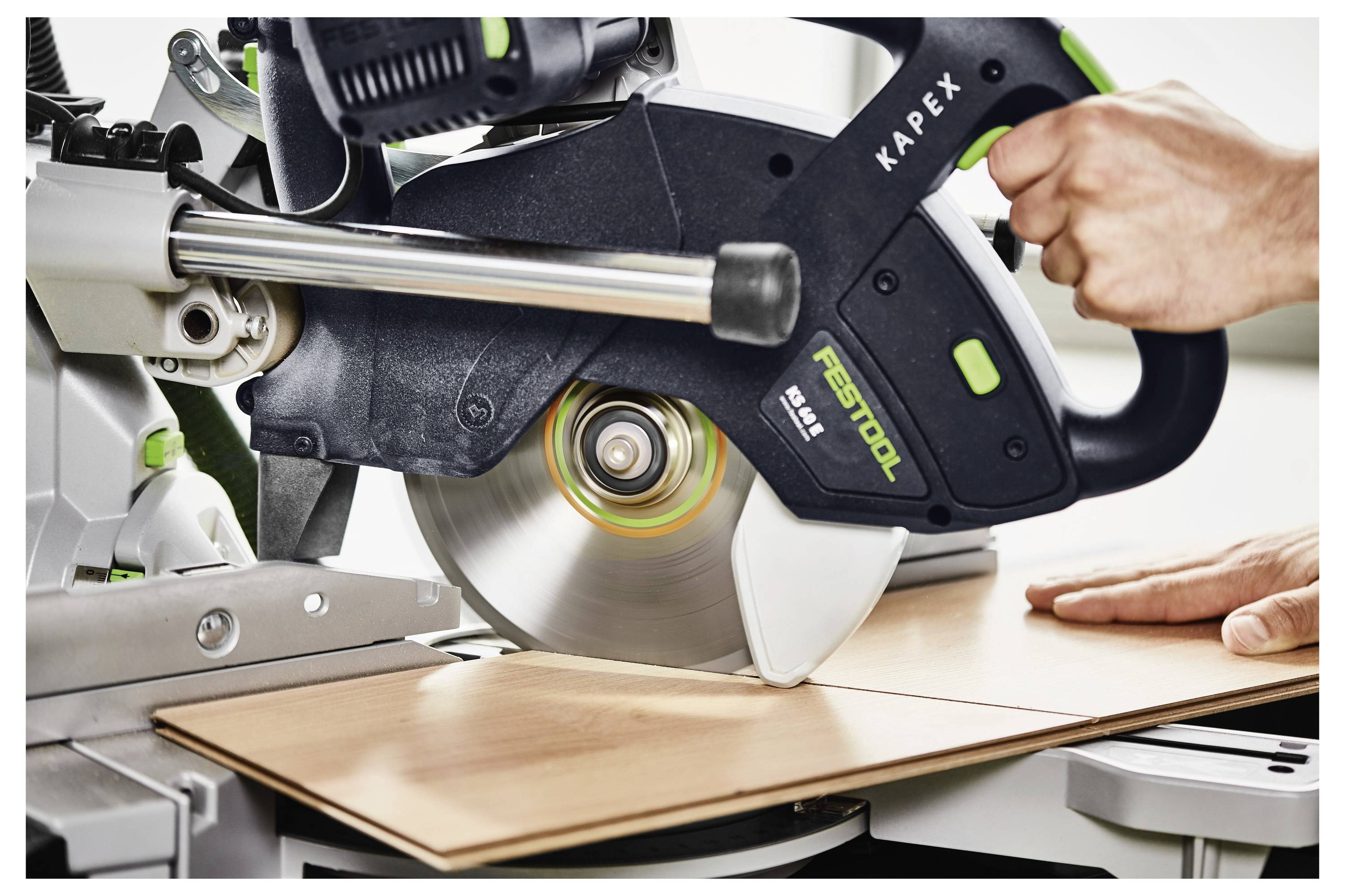 Kružna pila s vodičem na šini, dizajnirana za precizno rezanje materijala. Pila ima zelenu i crnu ručku te srebrni list.