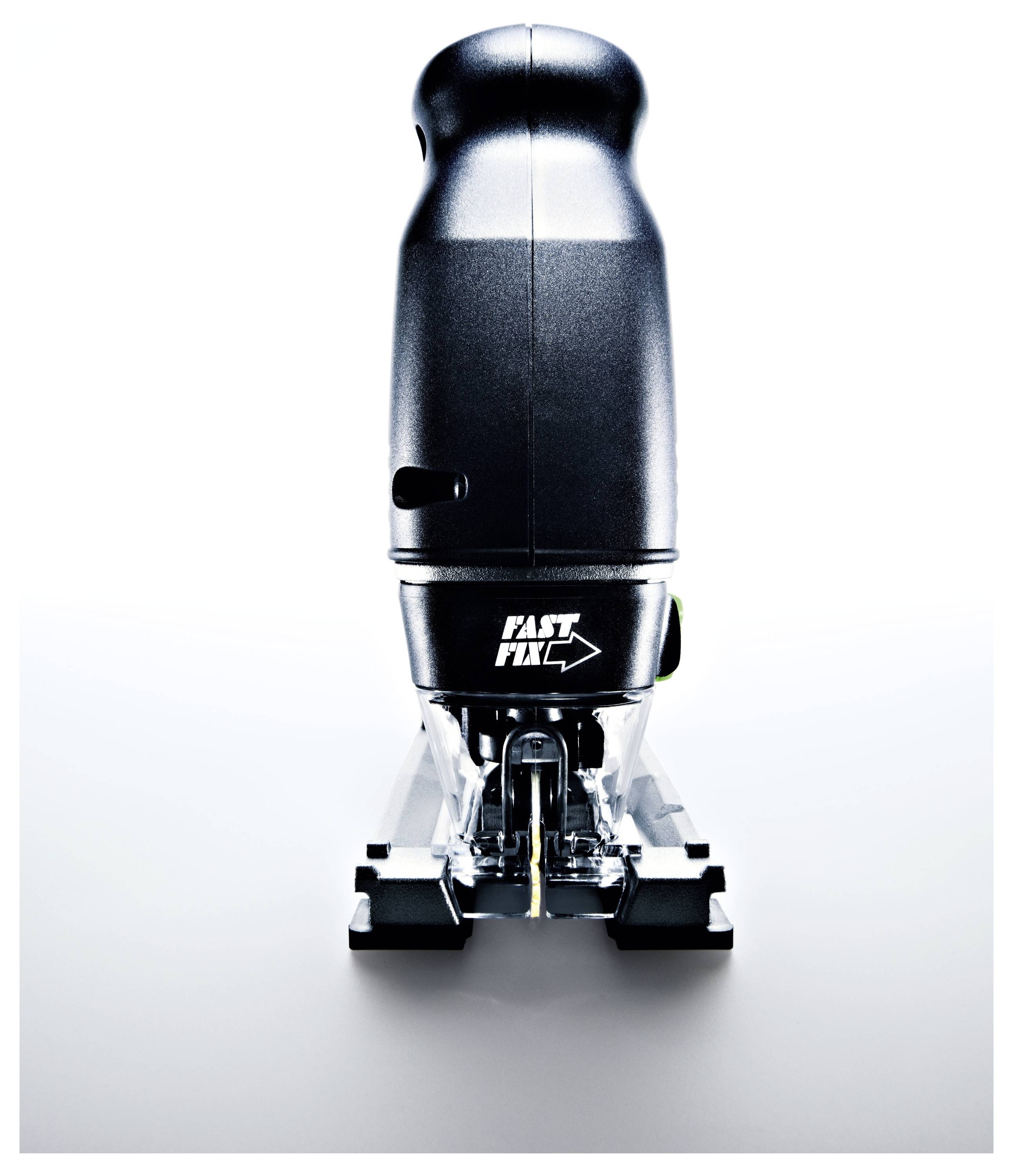 Osoba brtvljenja kutnog spoja zida u slabo osvijetlenom potkrovlju, koristeći bijelu brtvilo. Svjetiljka osvjetljava radnu površinu.