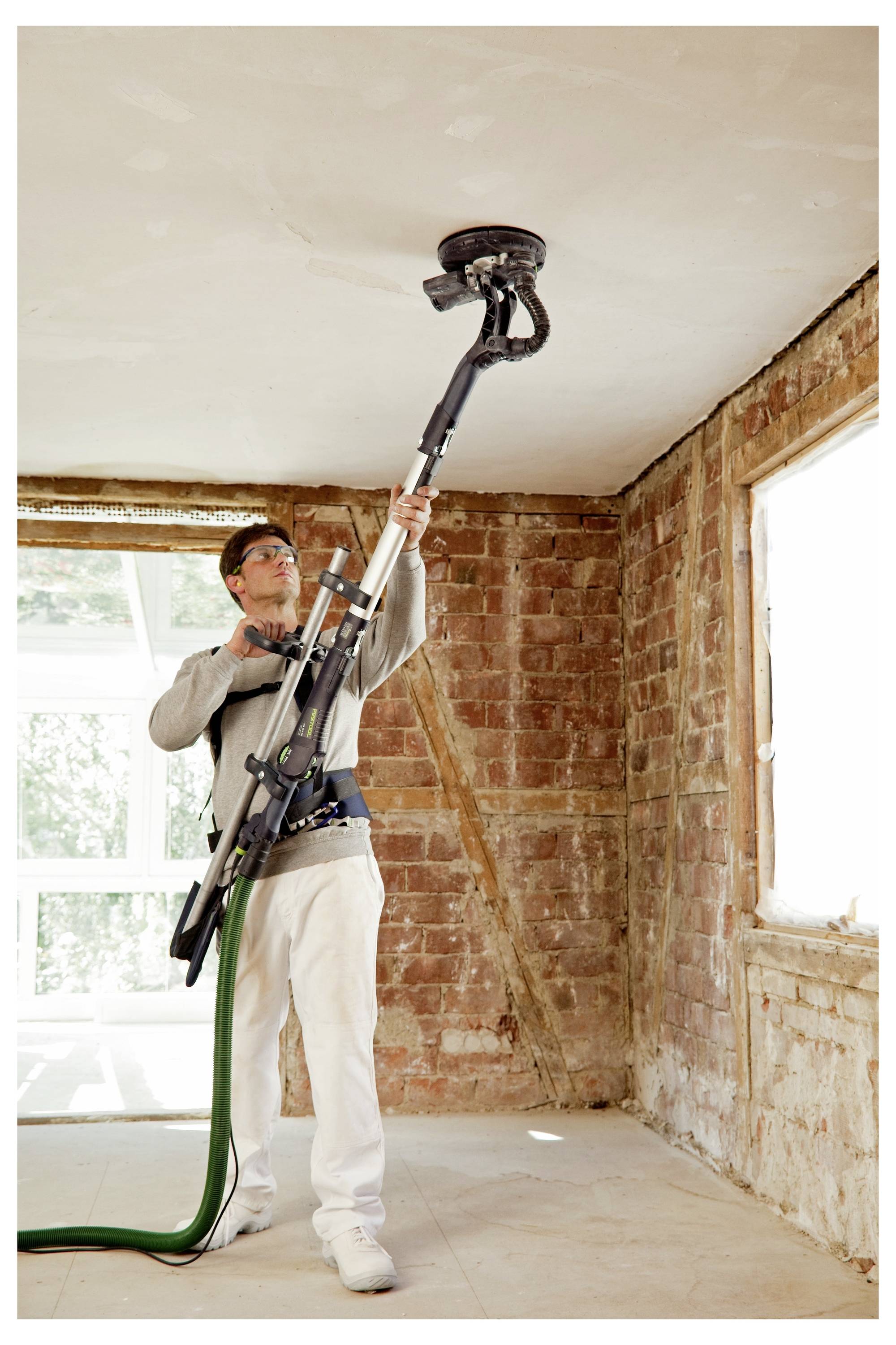 Skup zamjenjivih Festool bušilica prikazanih na perforiranoj radnoj klupi, pokazujući svestranost i različite glave alata.