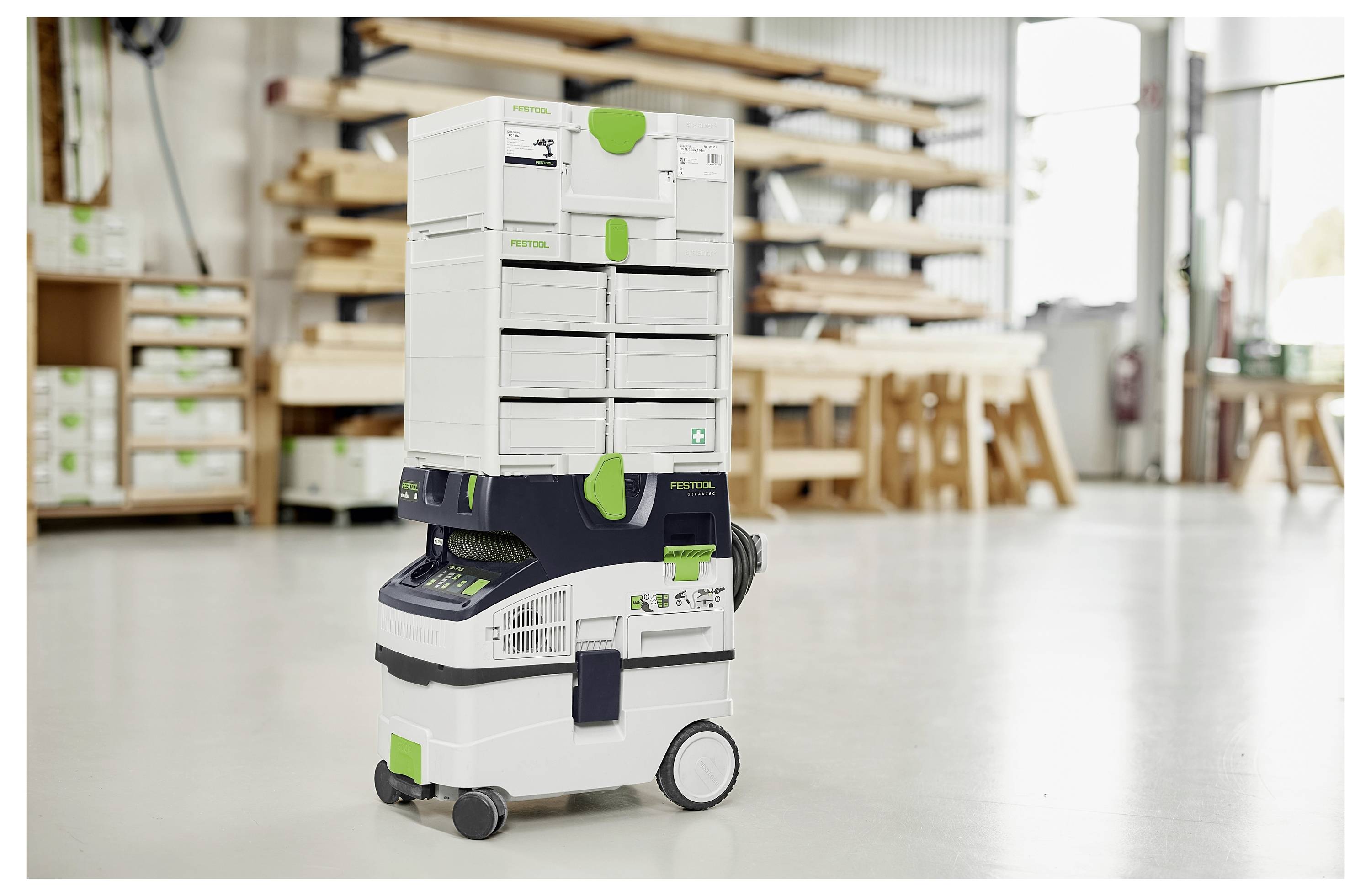 Osoba koristi električni alat za rezanje drva duž vodeće tračnice, fokusirajući se na preciznost i poravnanje u radioničnom okruženju.