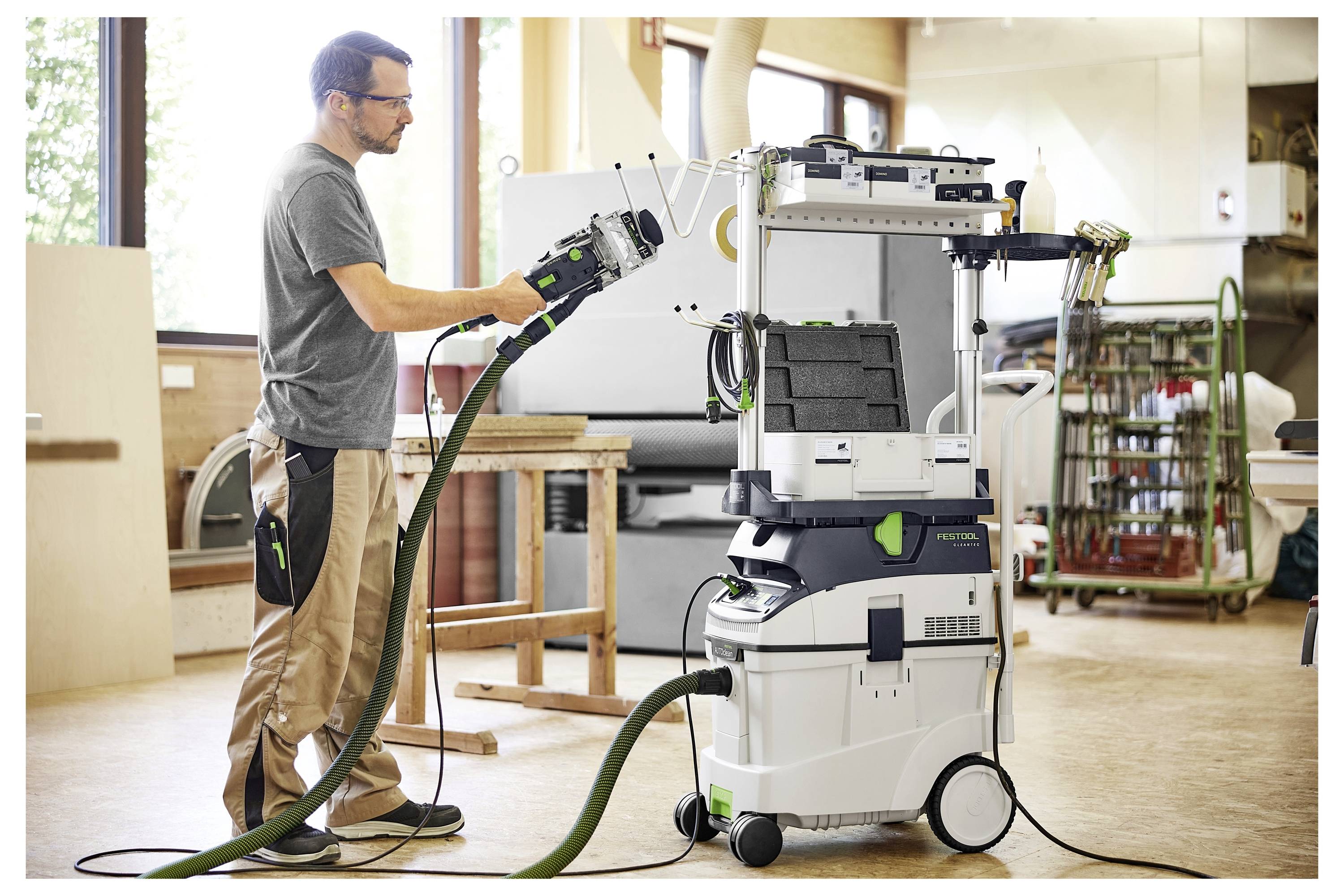 Razni oblici i hrpe brusnog papira, uključujući kružne, trokutaste i pravokutne listove, svaki s različitim uzorcima rupa.