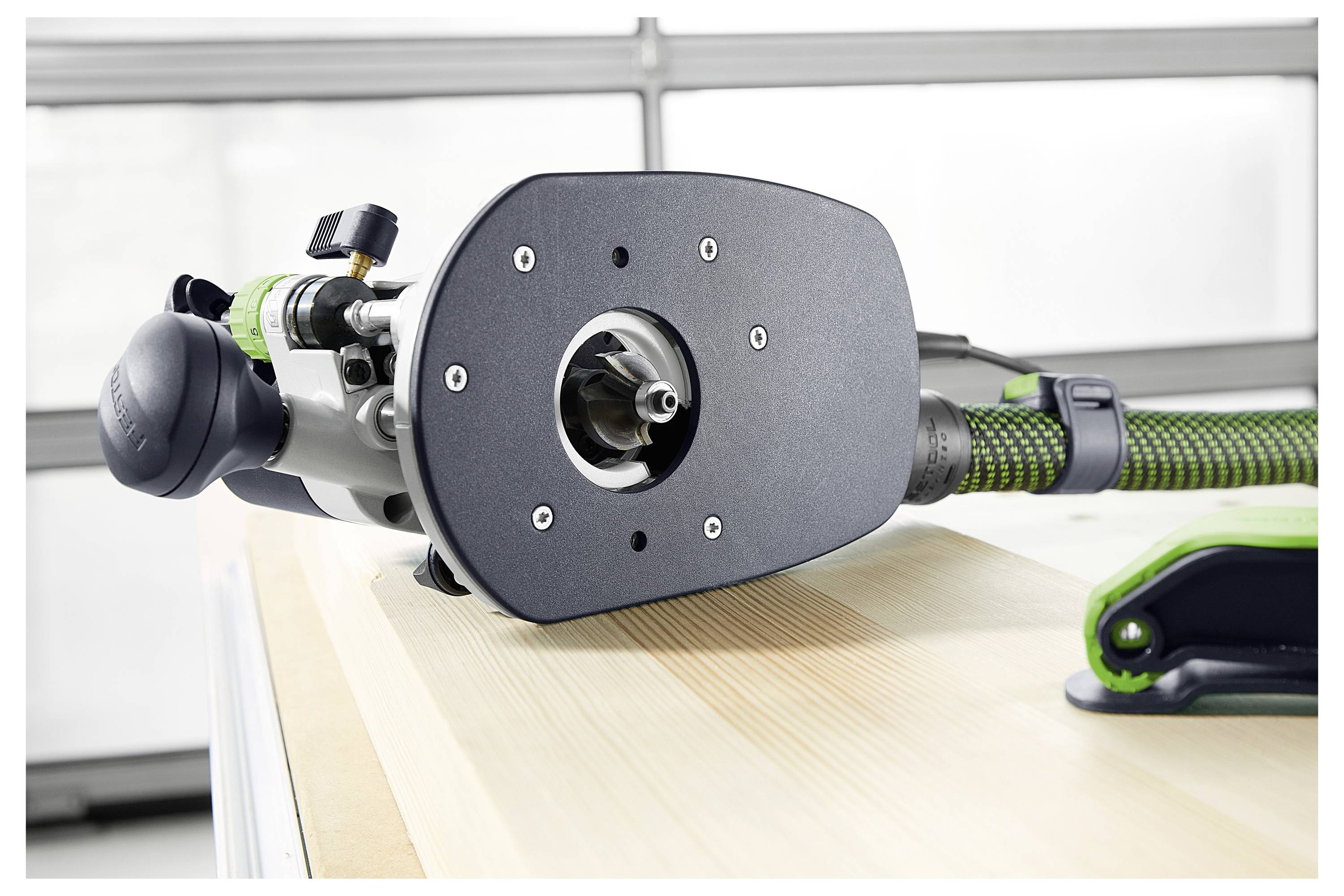 Muškarac puni prenosive kutije za pohranu u crnu kombiju, što sugerira fokus na mobilnost i organizaciju u profesionalnom kontekstu.