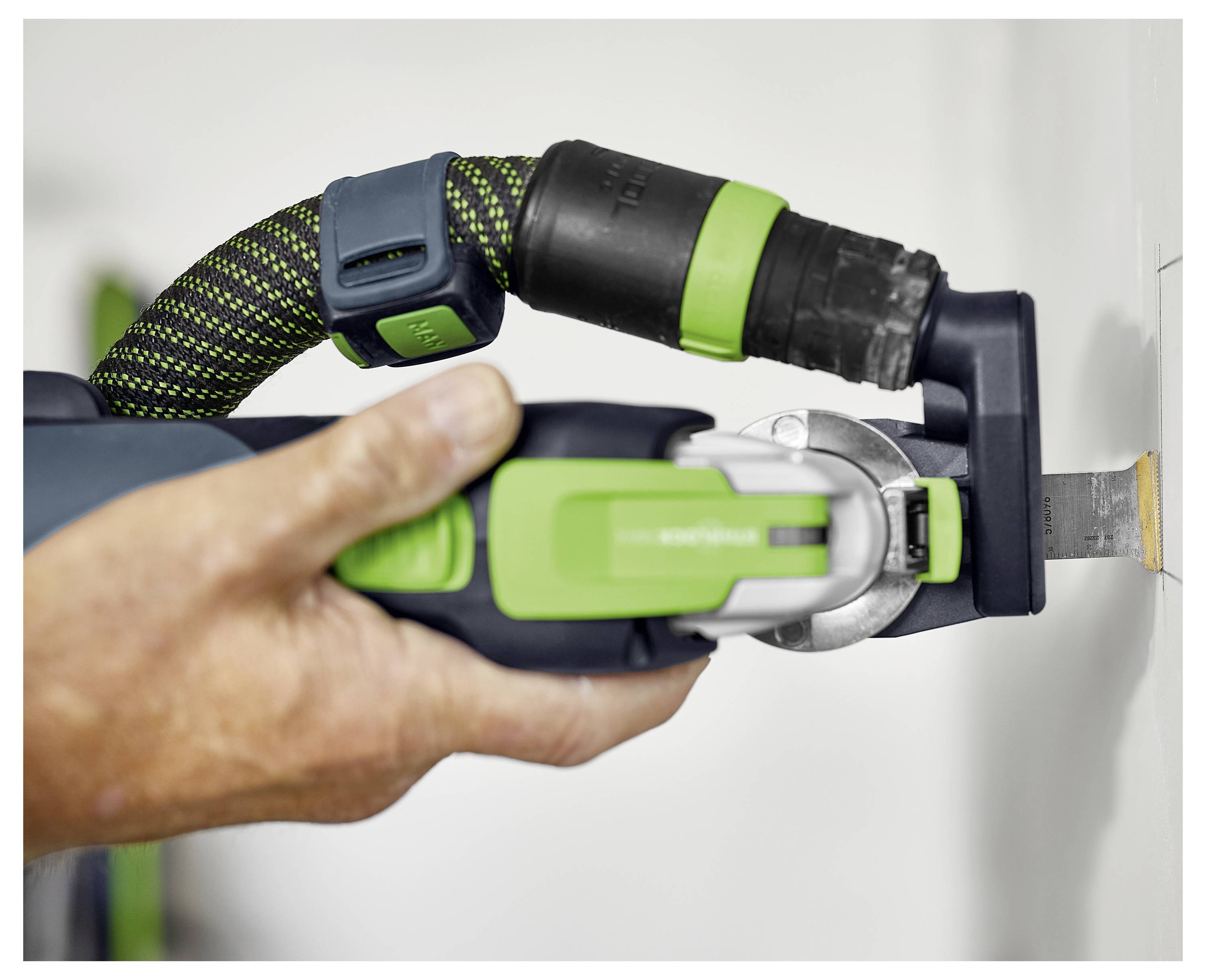 Osoba koja koristi Festool ETS EC 150 nasumičnu orbitech šmirglicu na ravnoj površini, s fokusom na ruku i kretanje alata.