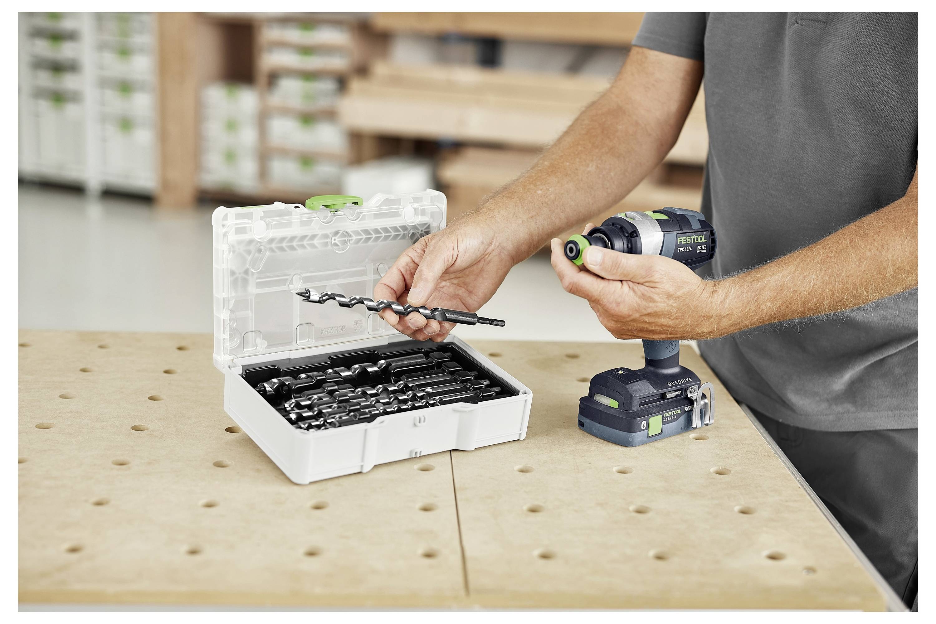 Električna orbitalna brusilica s prikupljačem prašine priložena, dizajnirana za glatko brušenje i rad bez prašine, prikazana na bijeloj pozadini.