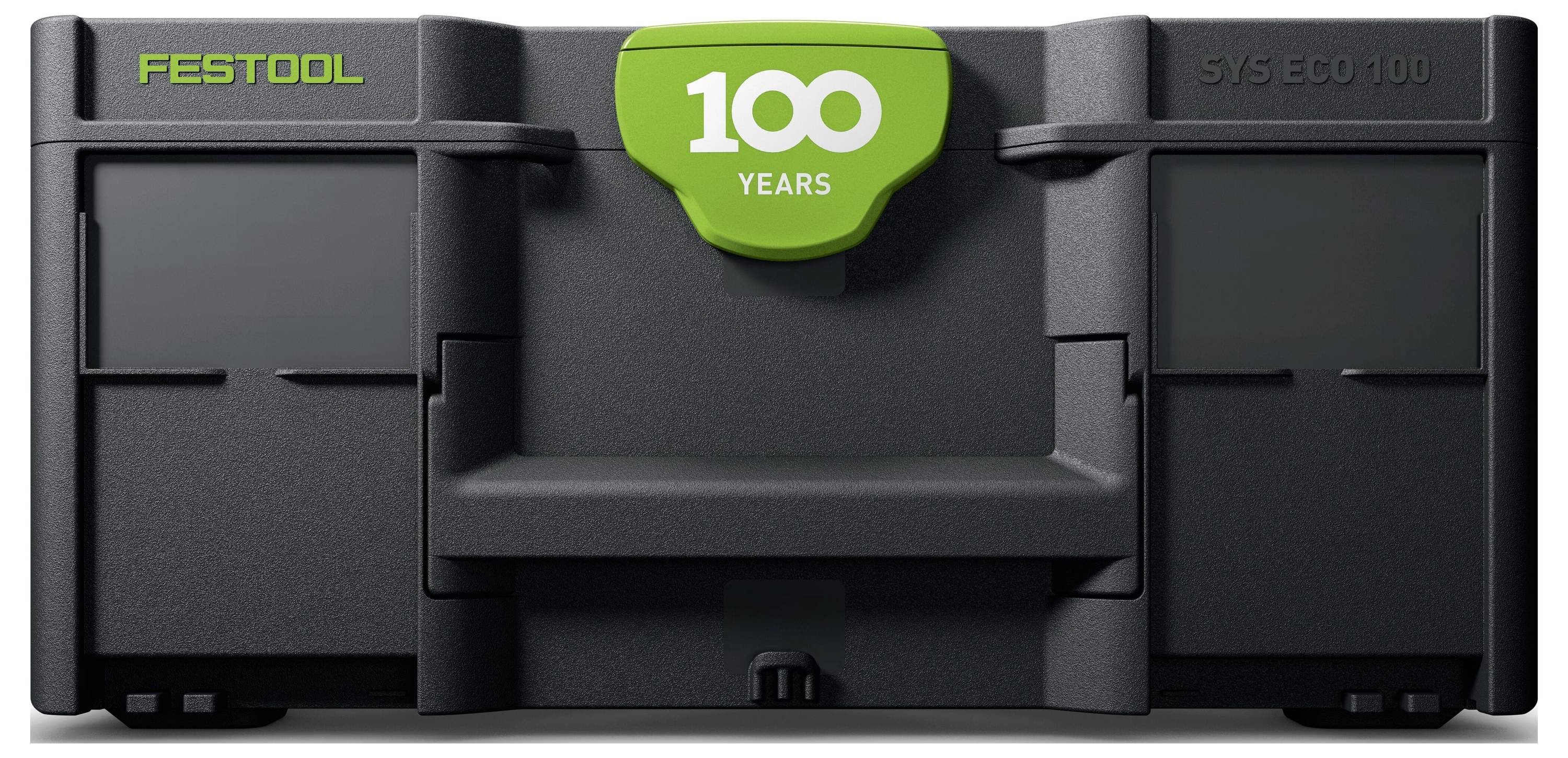 Osoba odjevena u Festool majicu i kapu stoji u sobi sa blijedo obojanim zidovima i prozorom, pouzdano gleajući prema naprijed.