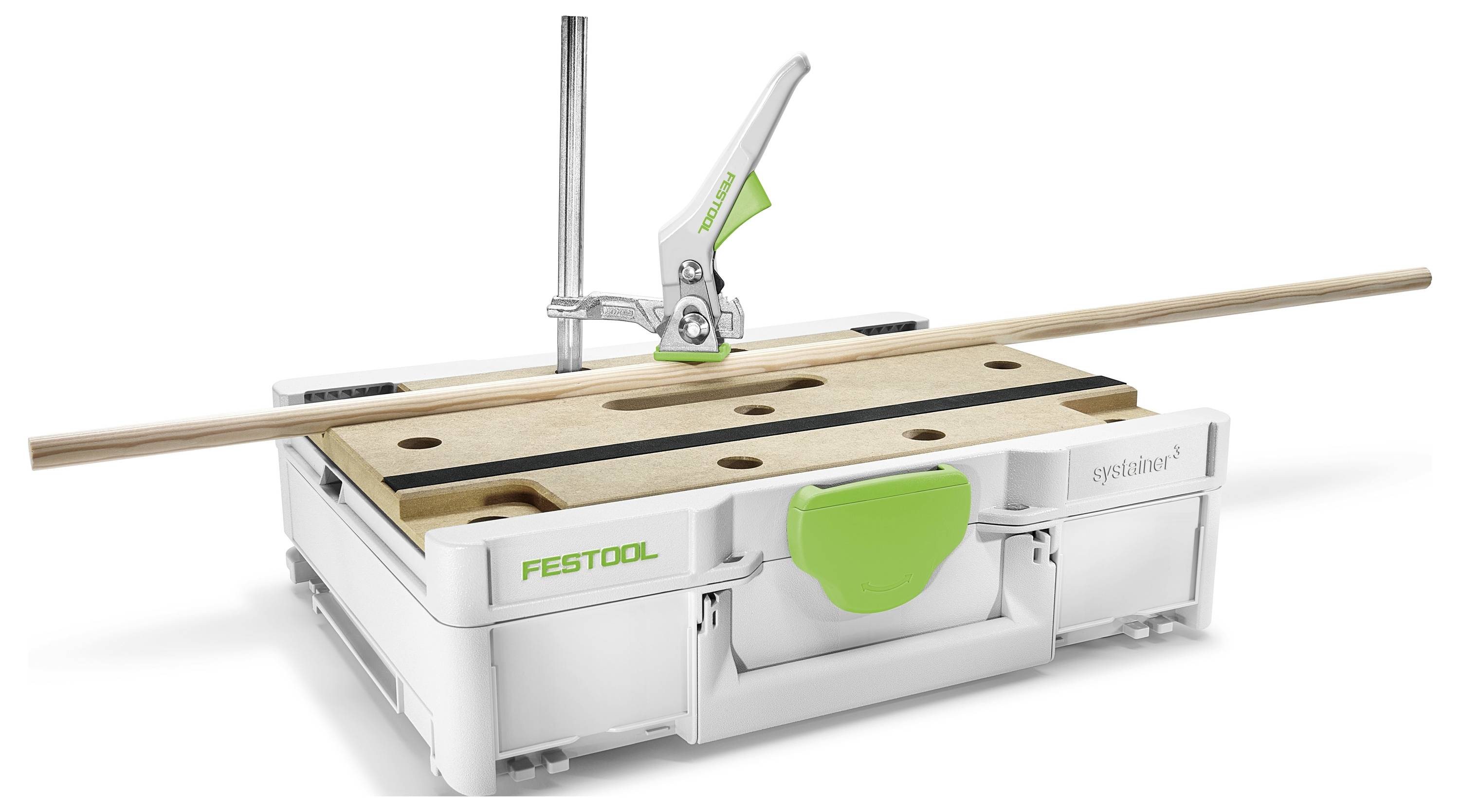 Osoba koristi zelene i crne stezače da učvrsti drvenu ploču na pileću pilu, fokusirajući se na preciznu obradu drveta.