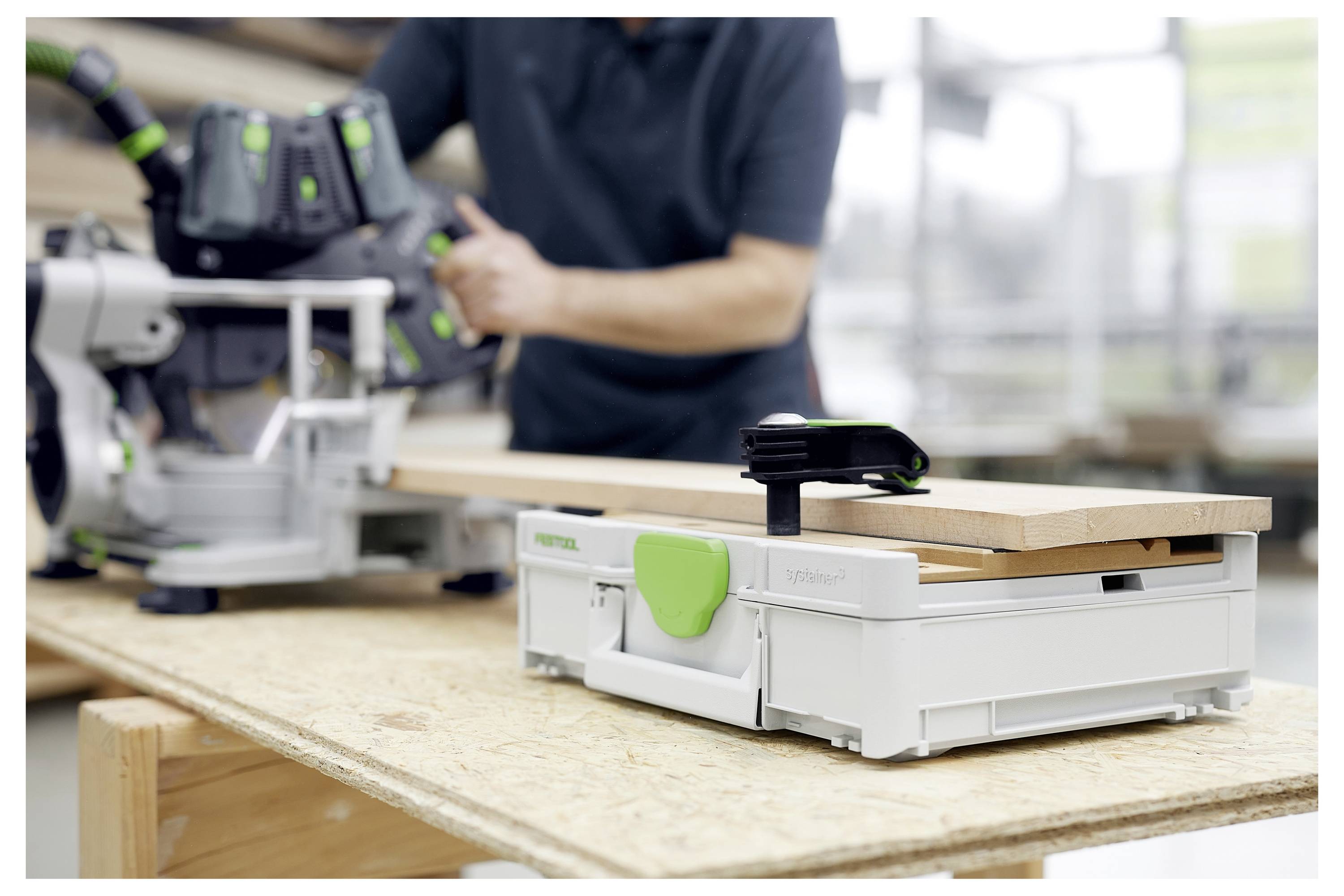 Osoba koja nosi pojasnu za alate drži električni brusilica, pokazujući njegovu perforiranu brusilicu.