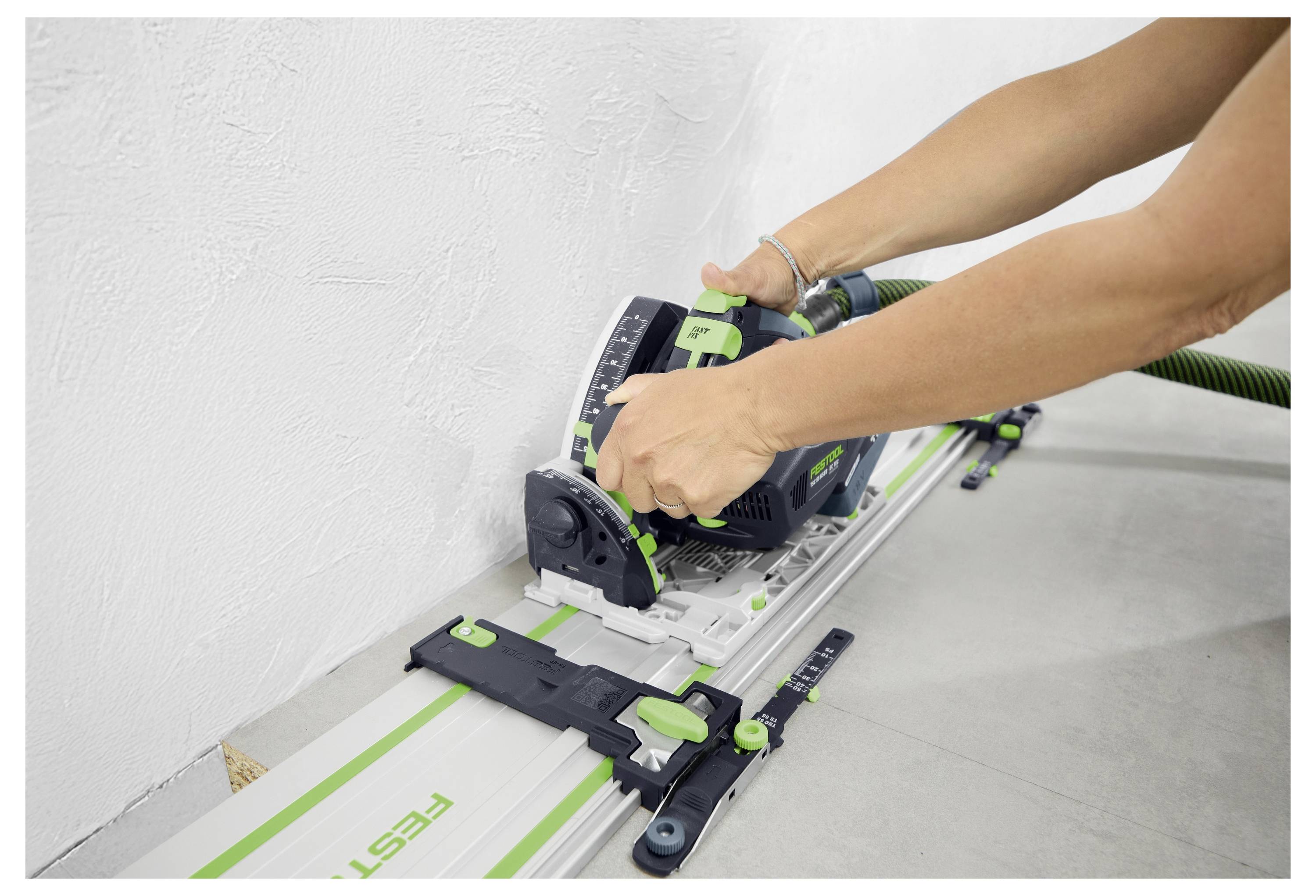 Osoba koja koristi električni brusilac za glačanje drvene površine, fokusirajući se na ruke koje drže alat, pokazujući woodworking u tijeku.