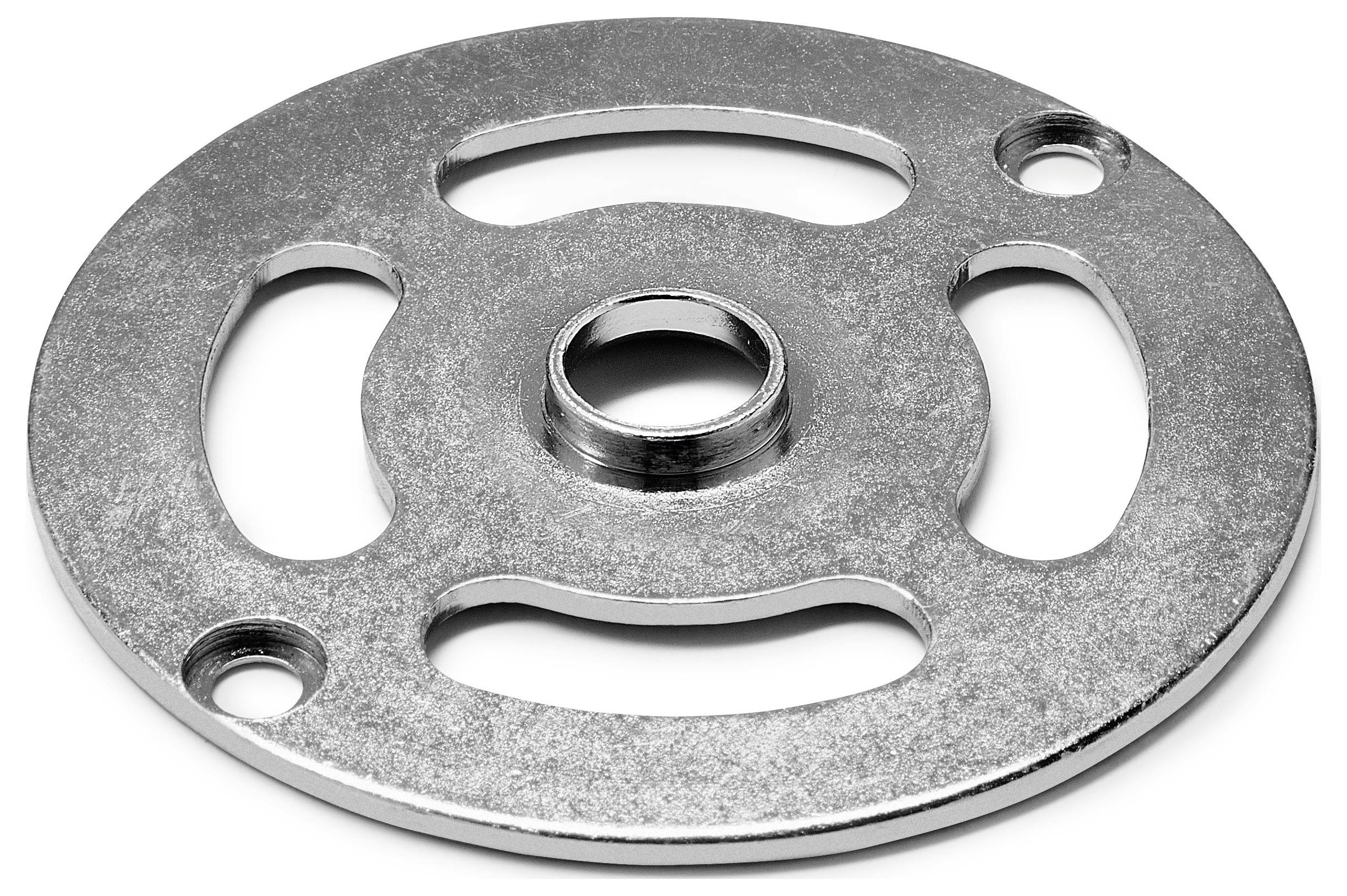 Okrugli metalni disk sa tri velika ovalna otvora i dva manja kružna otvora, mogućno dio industrijske ili mehaničke montaže.