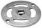 Okrugli metalni disk sa tri velika ovalna otvora i dva manja kružna otvora, mogućno dio industrijske ili mehaničke montaže.