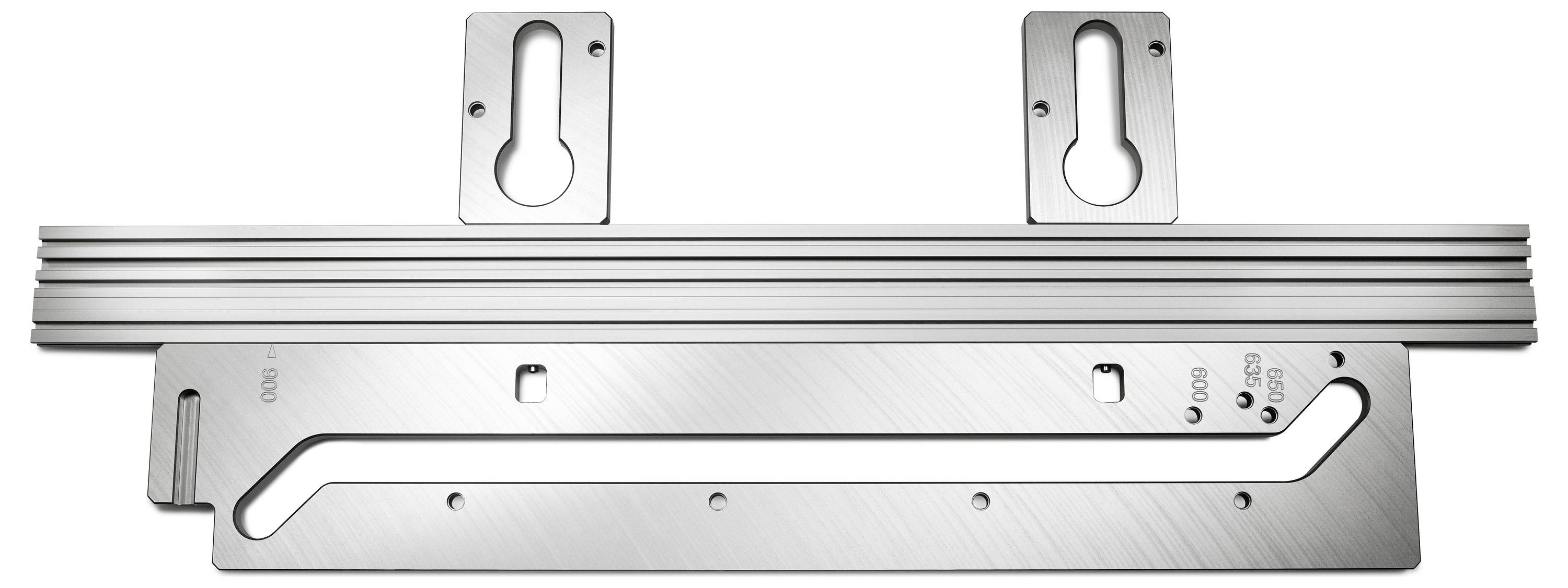 Metalna zidna nosiva konzola s dva uzdužna otvora za regulaciju, dizajnirana da sigurno pričvrsti ravni predmet na okomitu površinu.