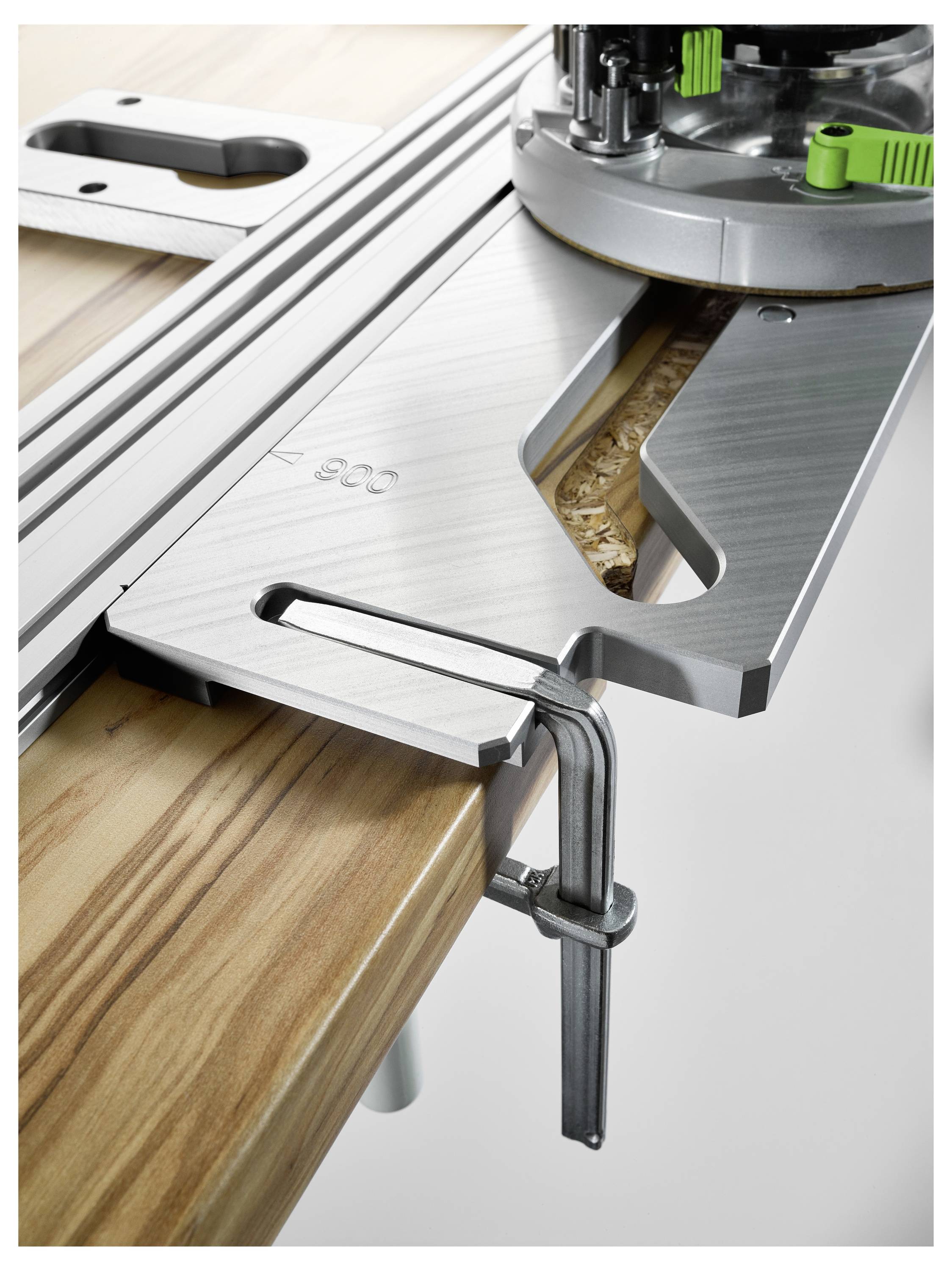 Detaljni prikaz crnog navojnog cjevnog spojnika s heksagonalnim vrhom i rebriastom donjom polovicom, koji se koristi za osiguravanje crijeva ili cijevi u instalacijskim sustavima.