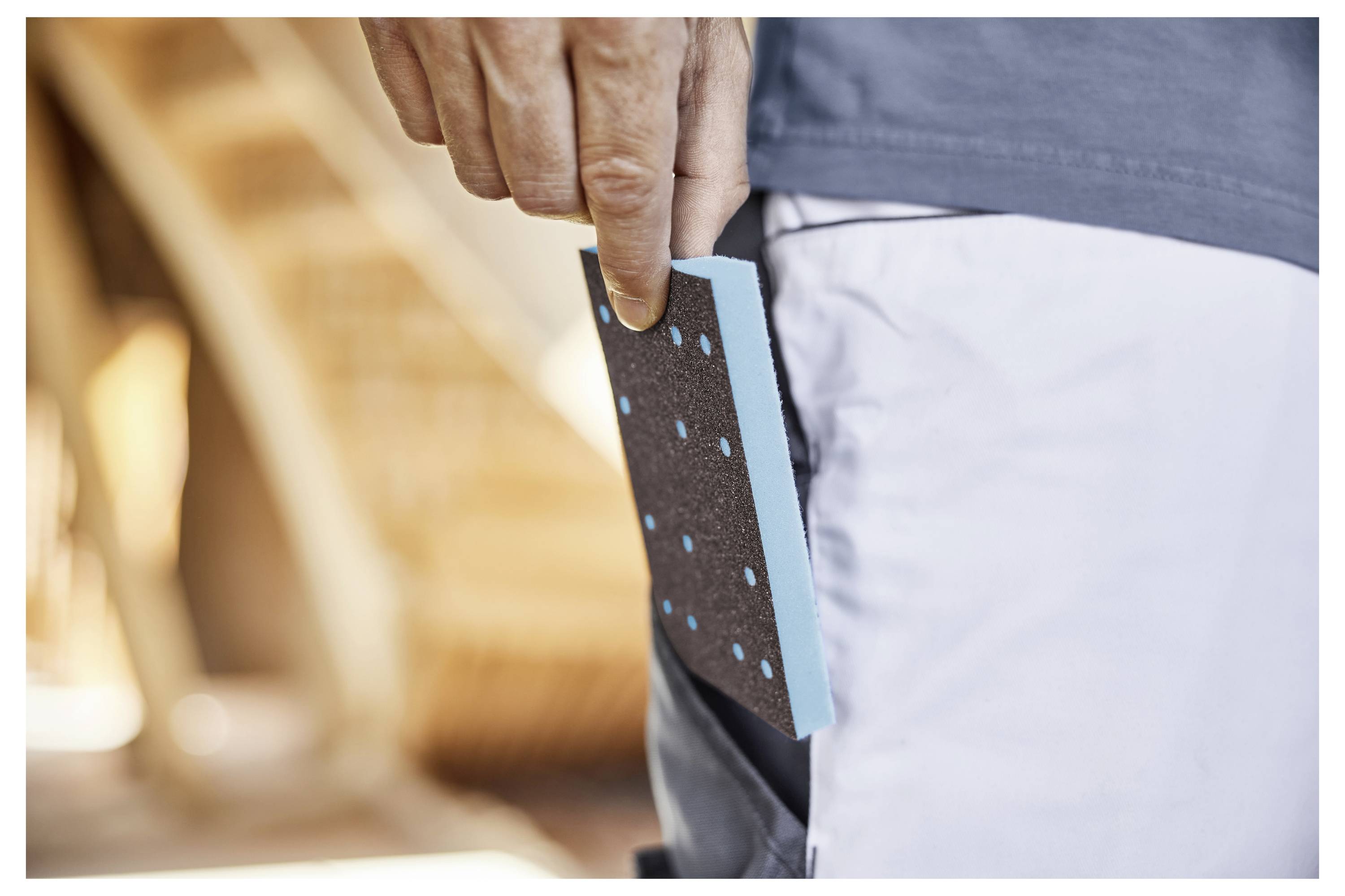 Bežična Festool alatka s fokusom na bateriju TBX 18V, prikazuje njezin položaj na svjetlim drvenim gredama i zeleno-prugastom kabelom napajanja.