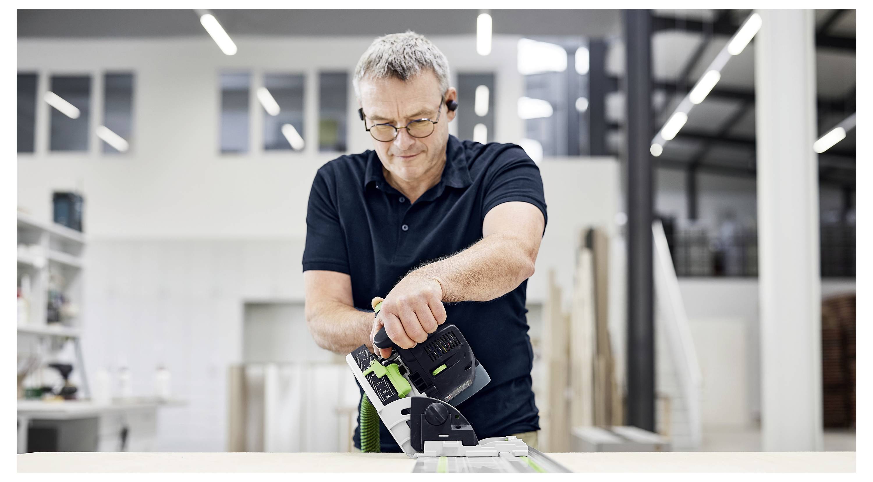 Osoba koja koristi elektroalat s fokusom i zaštitnom opremom u radionici, pokazujući pozornost prema detaljima u obrtu.