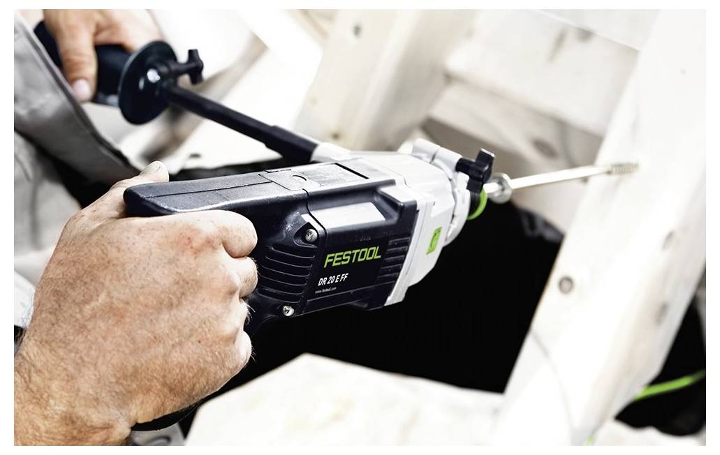Osoba koristi elektromehanički bušač da čvrsto zatvori vijak na bijeloj strukturi. Bušač je marke Festool, vidljiv je broj modela.