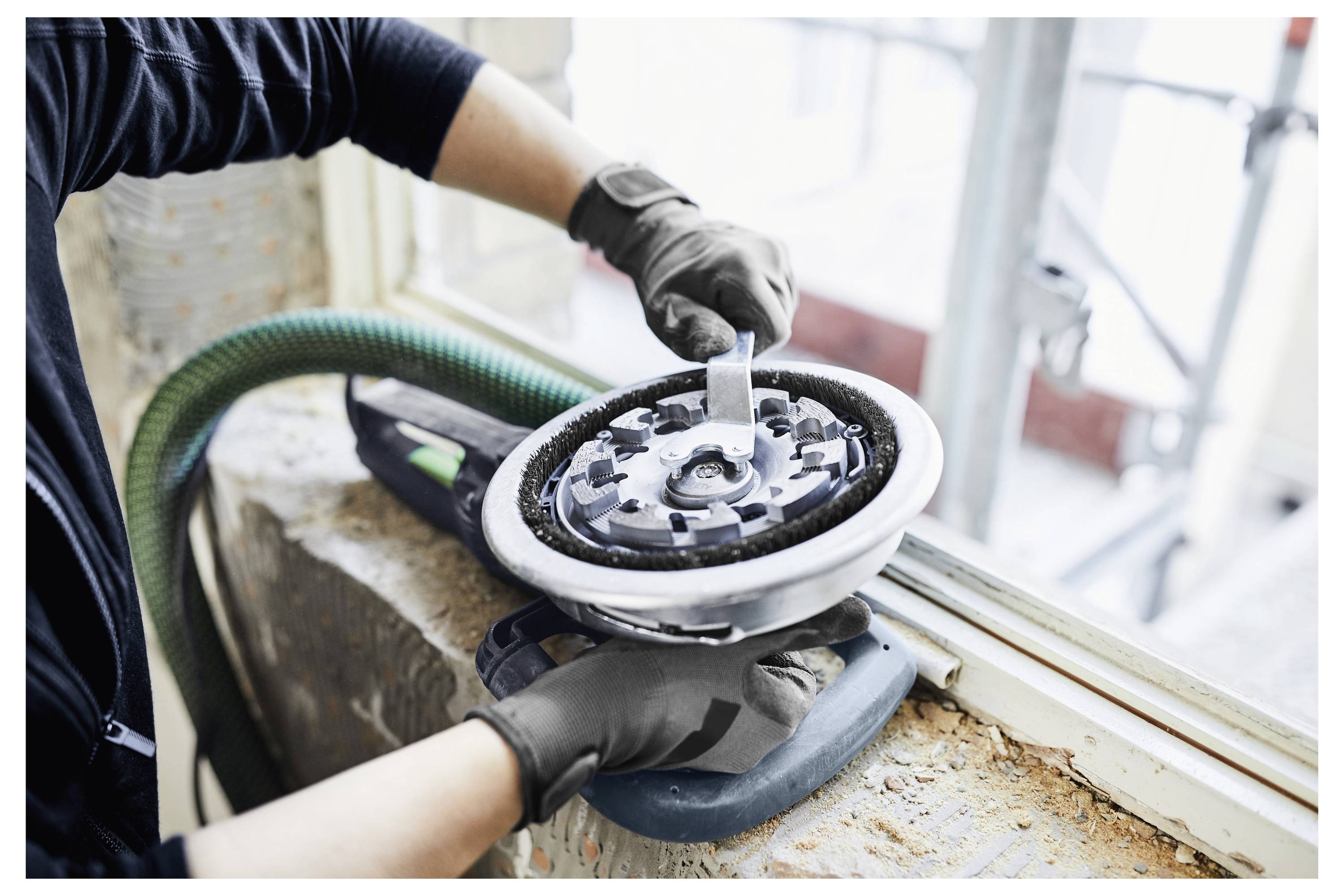 'Kolica s velikim, izdržljivim kotačima dizajnirana za teški transport. Detaljni prikaz koji naglašava strukturu kotača i bazu.'