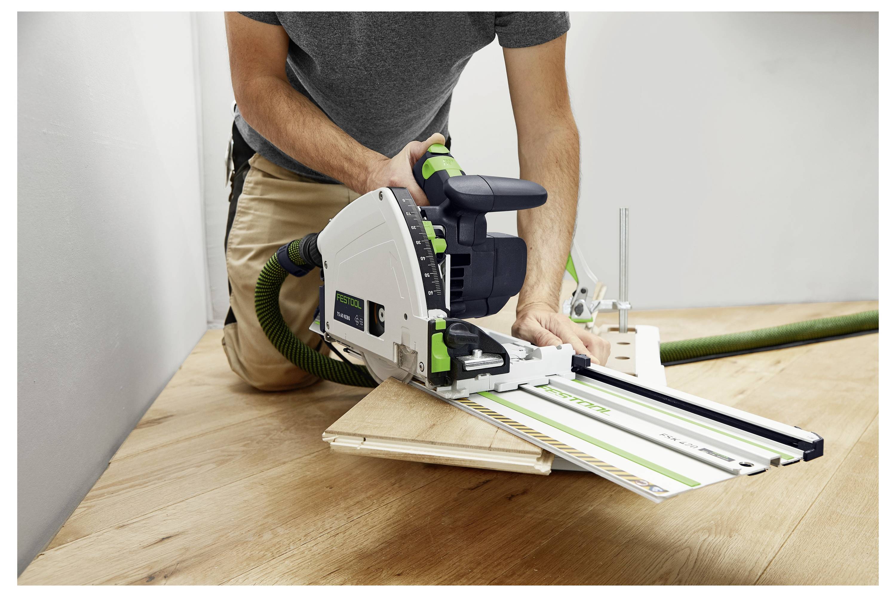 Bijeli električni adapter sa tri utičnice, dizajniran za evropske utikače, prikazan iz ugla koji ističe njegovu kompaktnu veličinu.