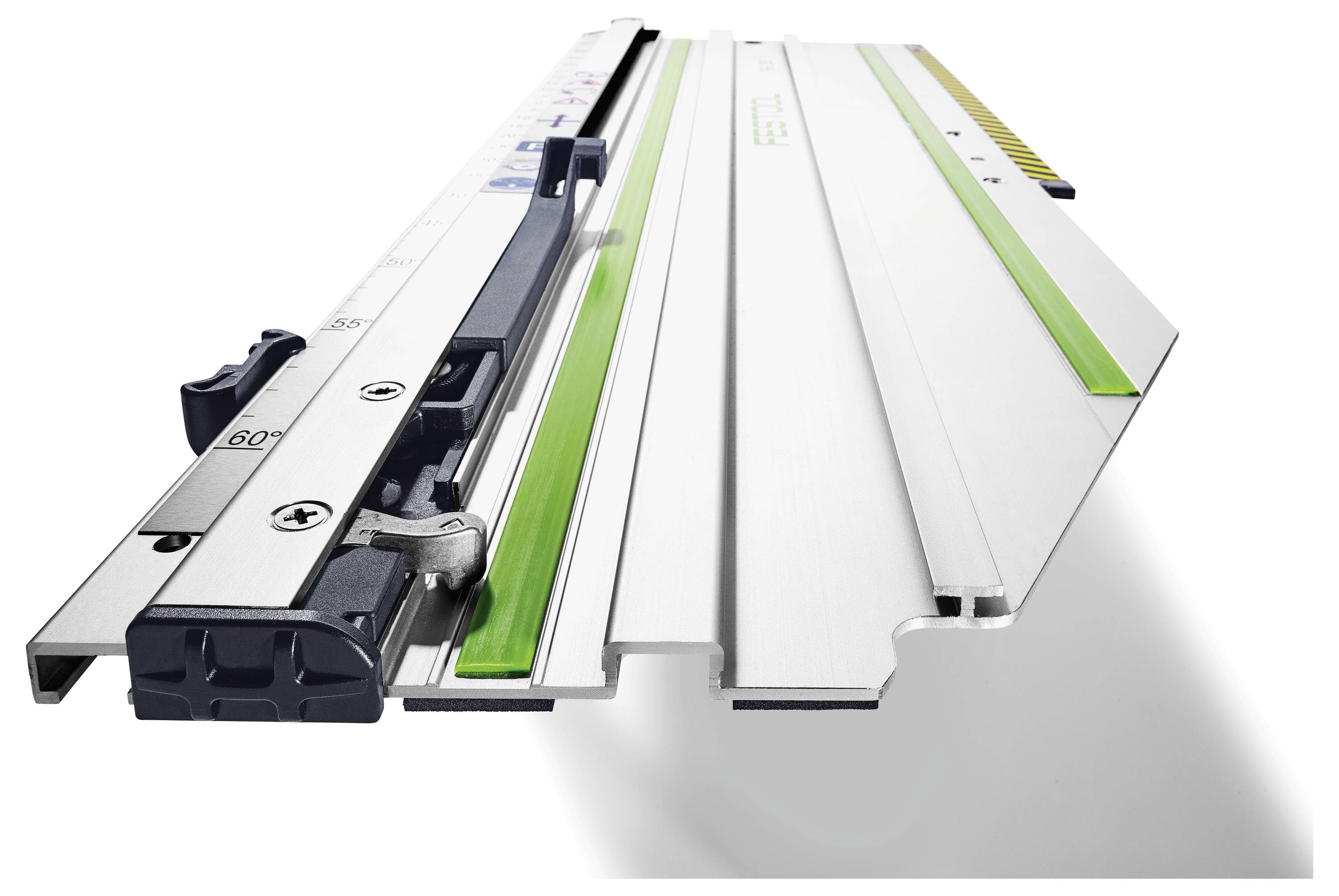 Osoba koja drži brusilicu sa plavom pločicom, pokazujući detaljne tetovaže na ruci, odjevena u svjetlucavu plavu majicu i bijeli pojas.