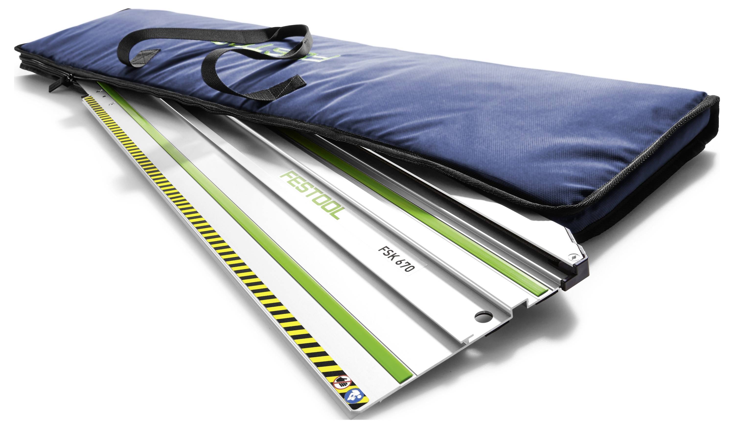 Osoba koristi električni brusilicu da ugladi drvenu ogradu, što sugeriše na poboljšanje doma ili aktivnost tesarstva.