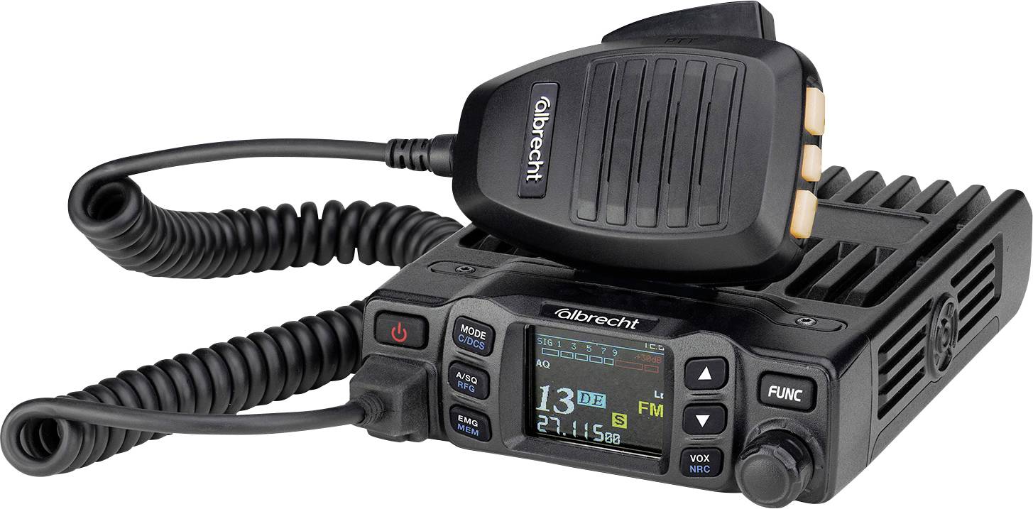 Kompaktan crni CB radio s priloženim mikrofonom, namotanim kabelima, digitalnim zaslonom, kontrolnim gumbima i prednjom mrežom zvučnika na bijeli podlozi
