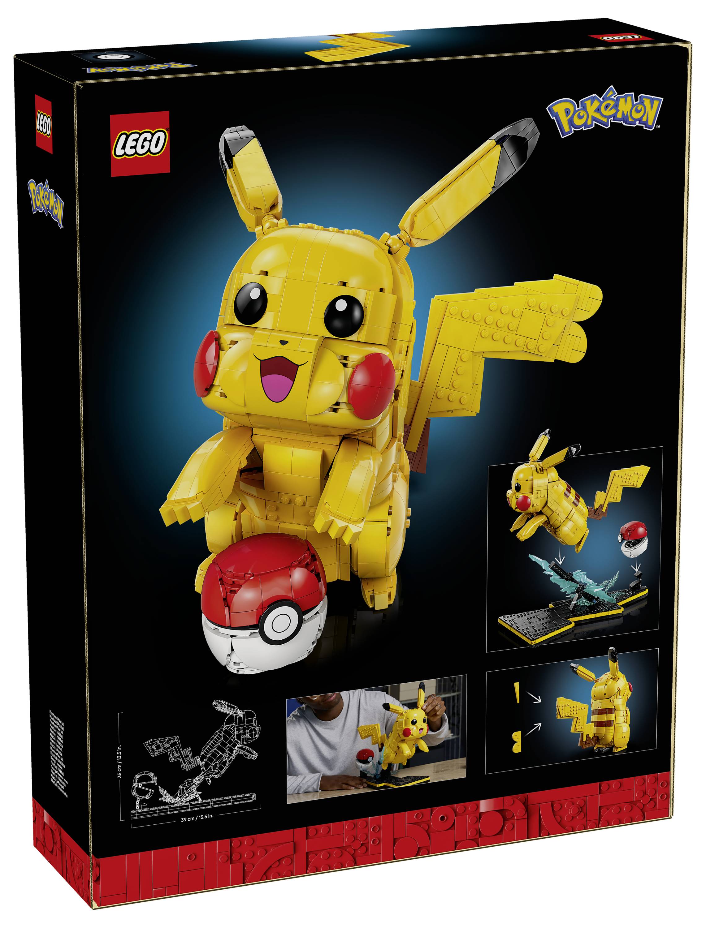 LEGO kutija s gradivom Pikachu modelom koji drži Poké Ball. Bočne slike prikazuju detalje modela i osobu koja ga montira.