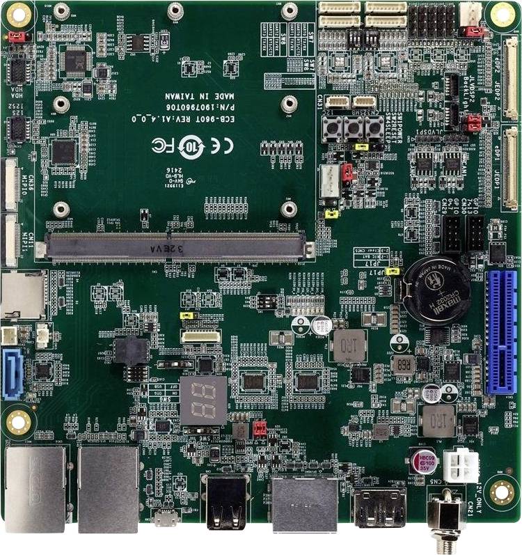 Zelena tiskana pločica s različitim elektroničkim komponentama, uključujući kondenzatore, konektore i utore, obično korištena u računalima.