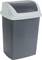 Siva plastična kanta za smeće s bijelim poklopcem na preklop, tipično korištena za unutarnje zbrinjavanja otpada.