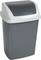 Siva plastična kanta za smeće sa ljuljajućim poklopcem.