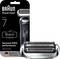 Ambalažа и производ 'Braun Series 7 Shaver Head'. 'Vratite sebi 100% performanse'. Proizvedeno u Nemačkoj. Srebrni i crni brijač sa tekstuiranom folijom.