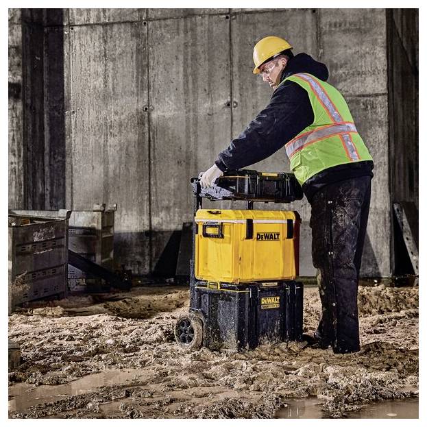 Teksturirani, pravokutni pjenasti umetak s utorama sa strana, najvjerojatnije korišten za pakiranje ili zaštitu opreme.