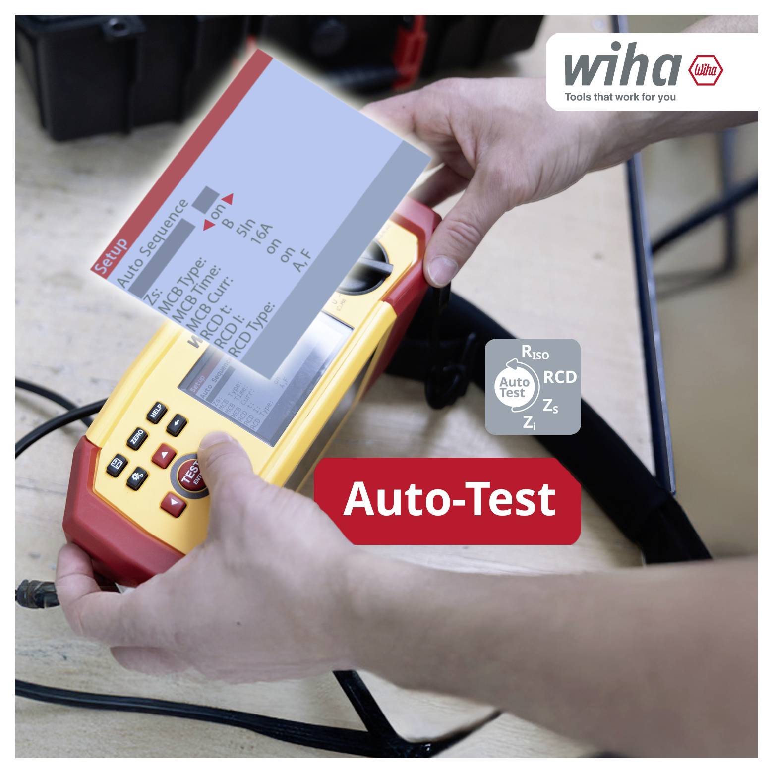 Osoba provjerava Auto-Test funkciju s Wiha mjernim uređajem; na zaslonu piše 'Auto-Test' i 'RCD'.