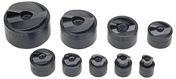 Red od crnih okruglih komponenti u različitim veličinama sa centralnom rupom, vjerojatno mehanički dijelovi kao što su spojke ili adapteri.